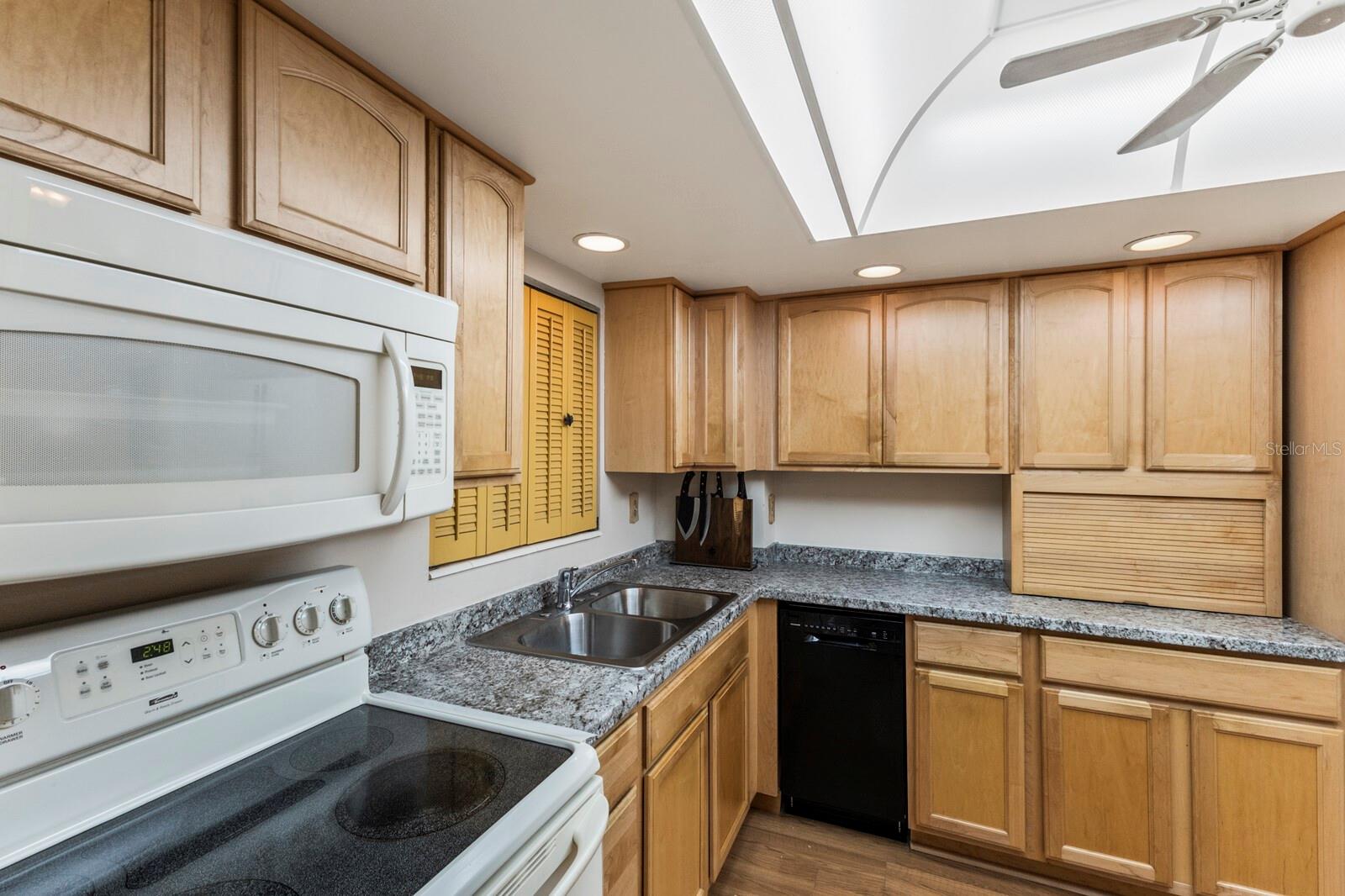 Image 8 of 35 For 4015 Lake Bayshore Drive 108