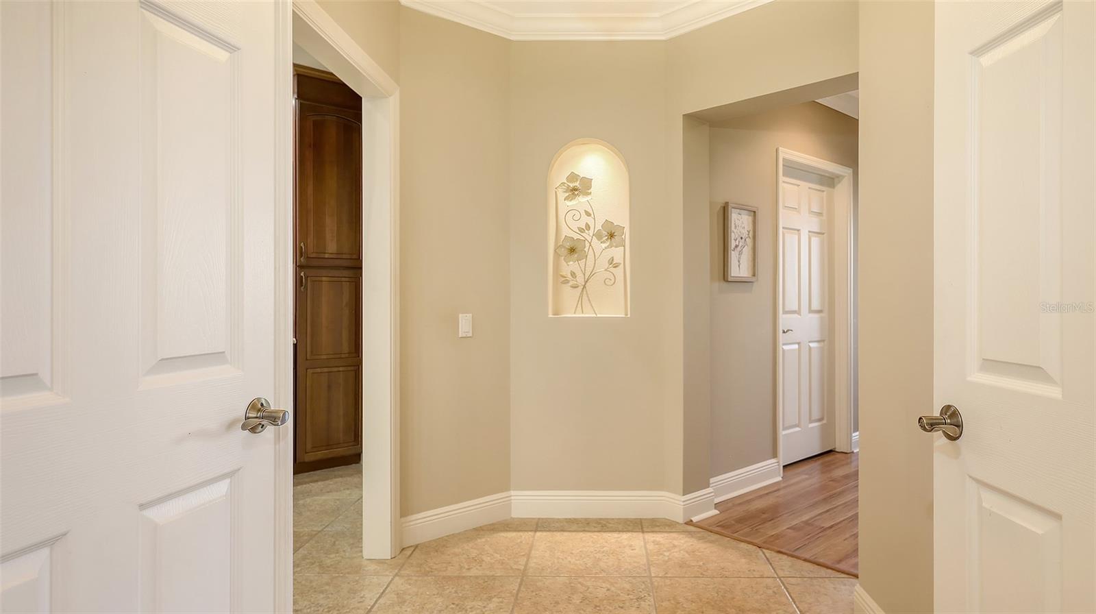 Image 21 of 62 For 6465 Watercrest Way 404