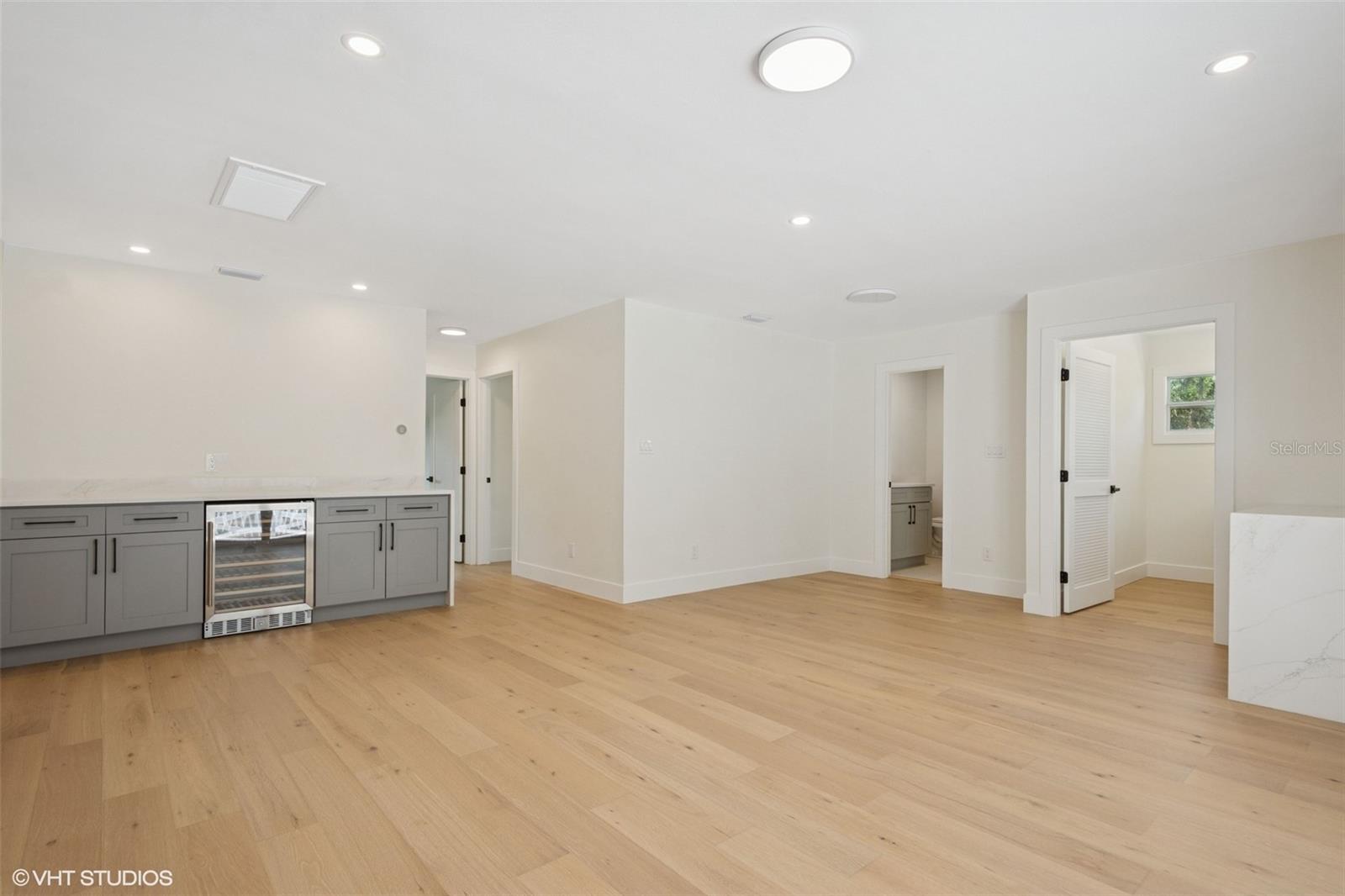 Image 11 of 32 For 2655 Bay Street