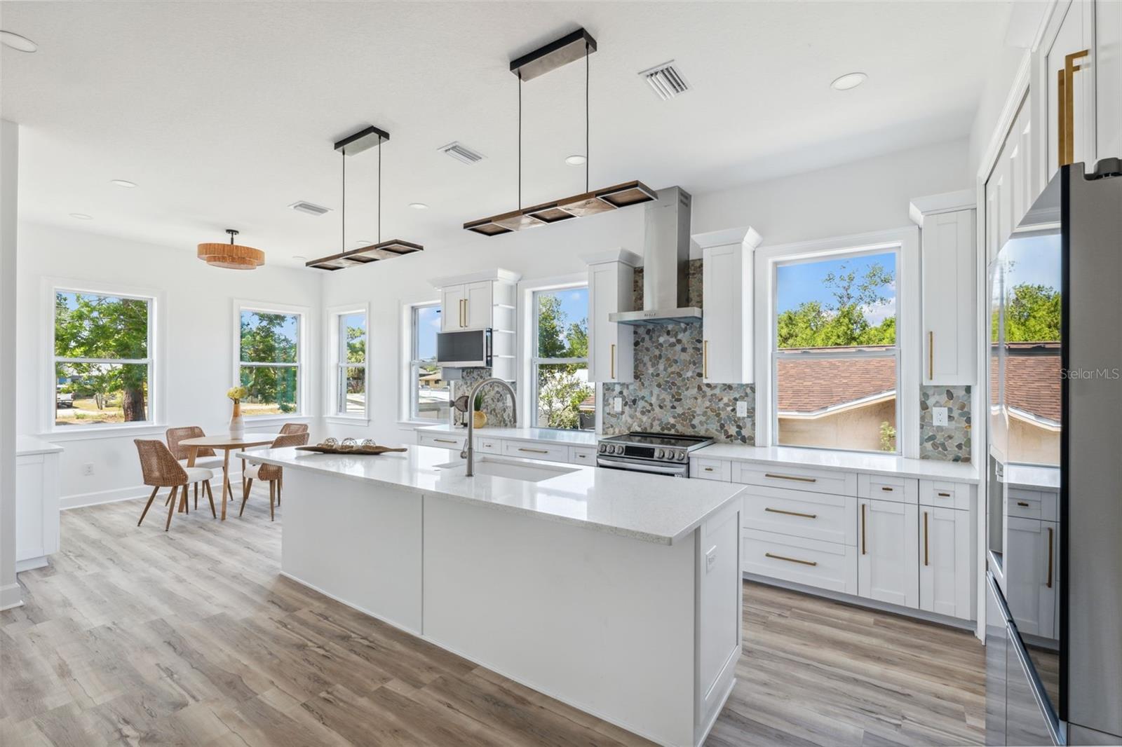 Listing photo id 8 for 8622 Inwood Drive