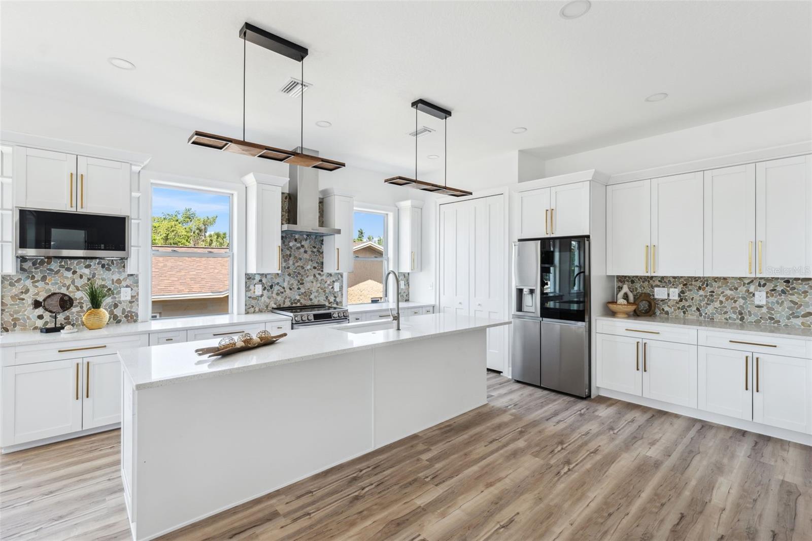 Listing photo id 9 for 8622 Inwood Drive