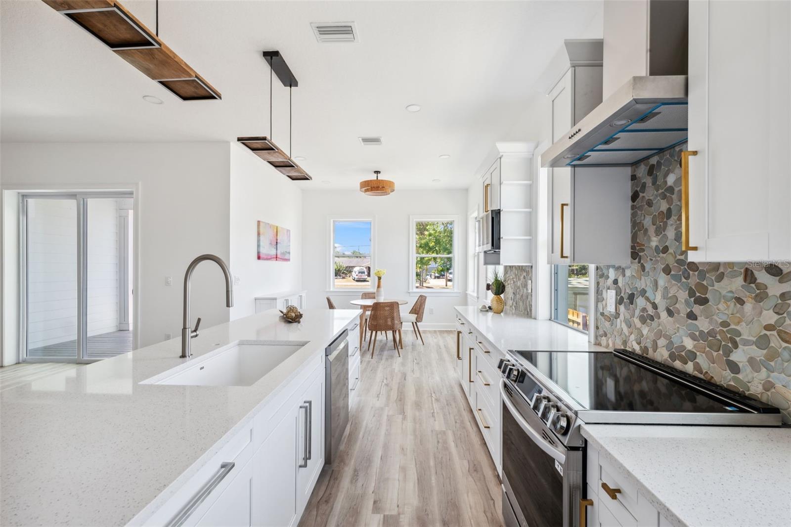 Listing photo id 10 for 8622 Inwood Drive