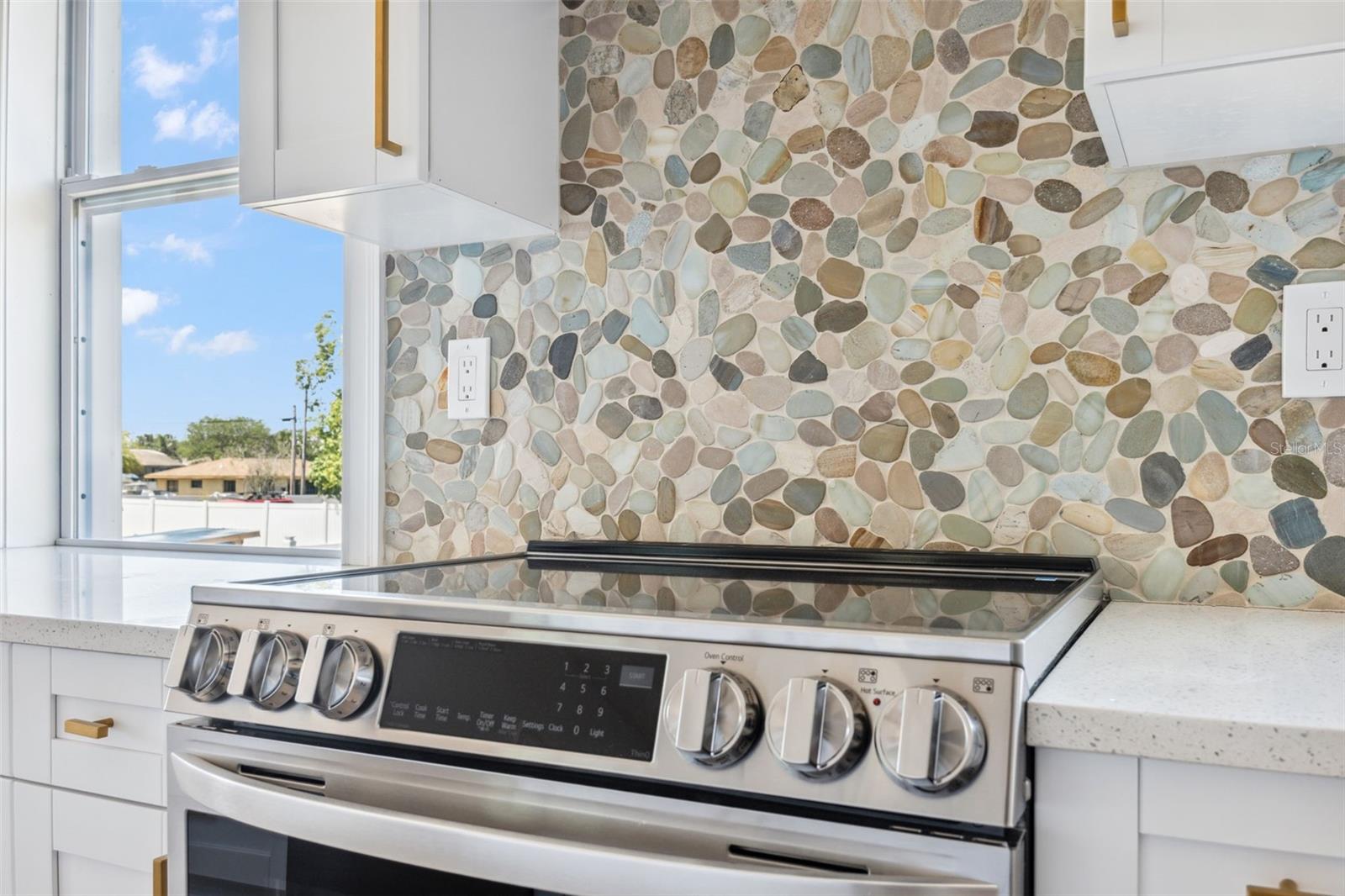 Listing photo id 11 for 8622 Inwood Drive