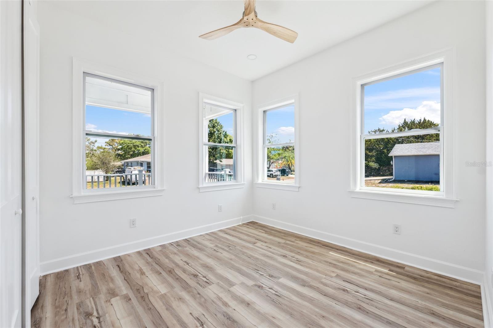Listing photo id 14 for 8622 Inwood Drive