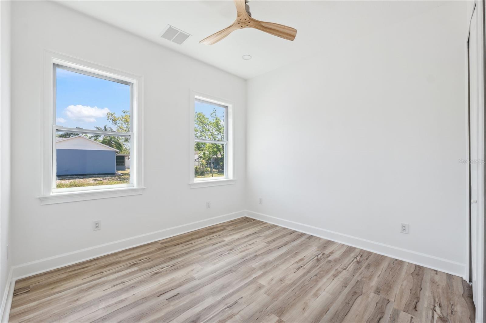 Listing photo id 17 for 8622 Inwood Drive