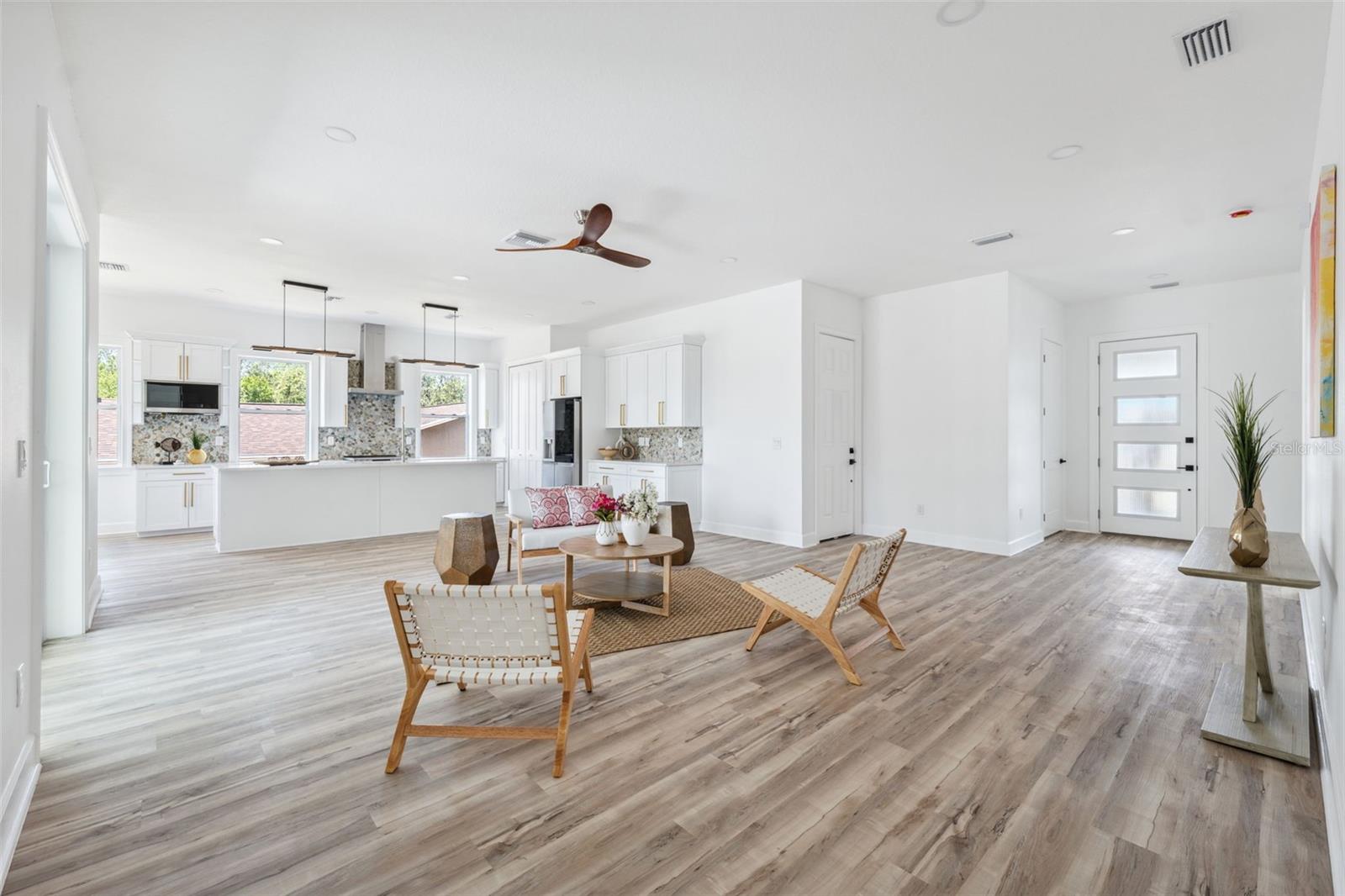 Listing photo id 3 for 8622 Inwood Drive