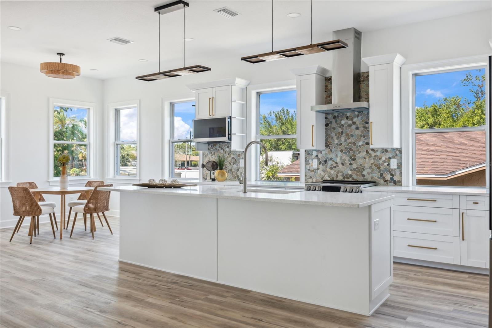 Listing photo id 7 for 8622 Inwood Drive