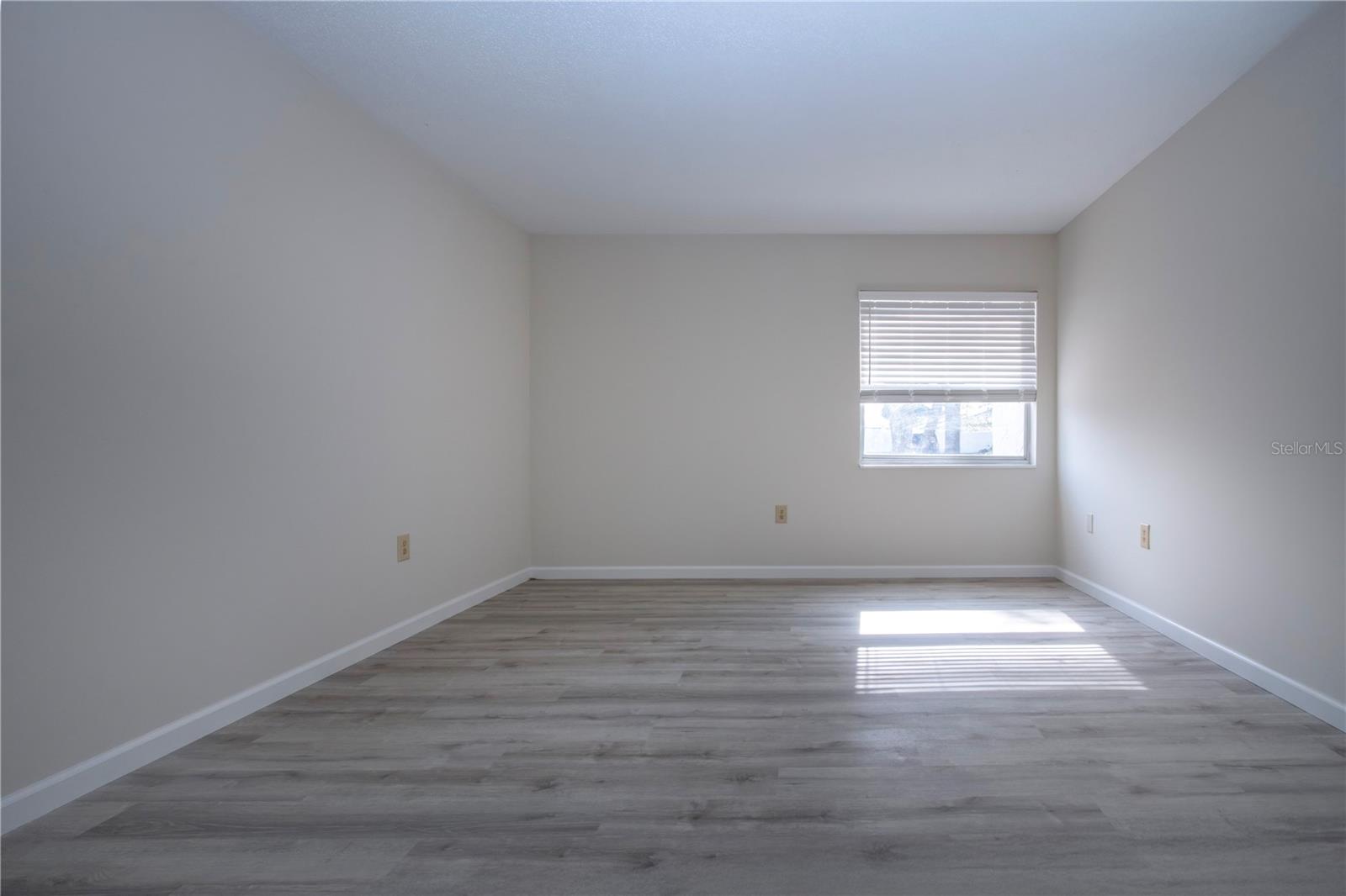 Image 23 of 51 For 3259 Beneva Road 102