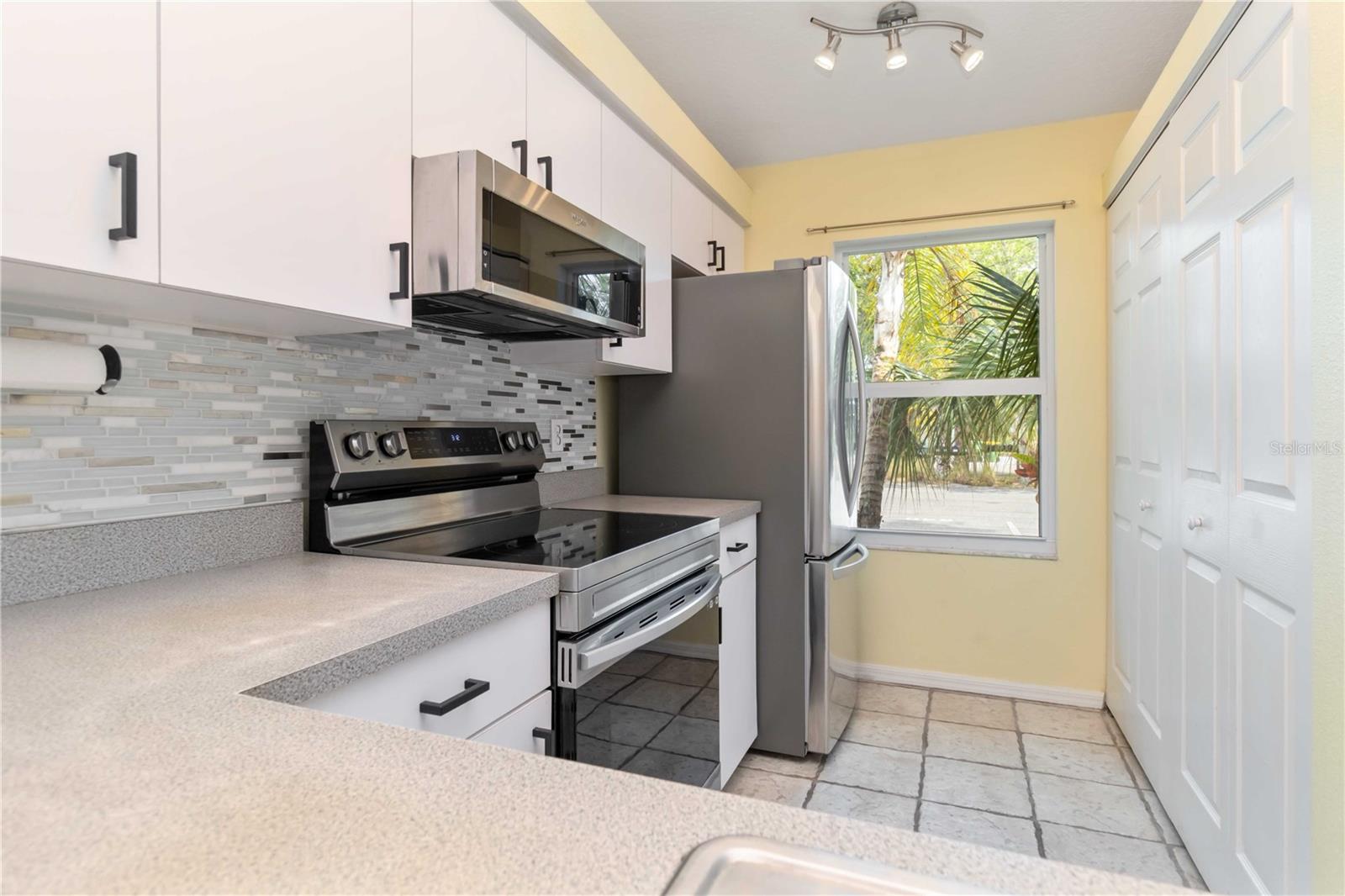 Image 35 of 47 For 642 Jefferson Avenue 13