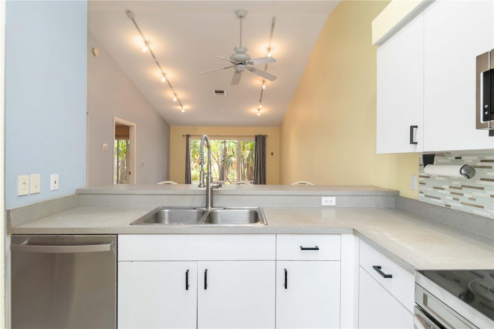 Image 38 of 47 For 642 Jefferson Avenue 13