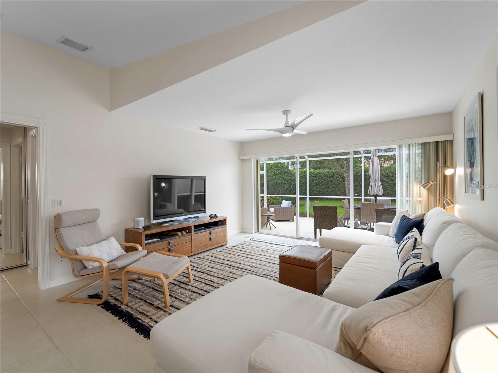 Listing photo id 13 for 7641 Quinto Drive