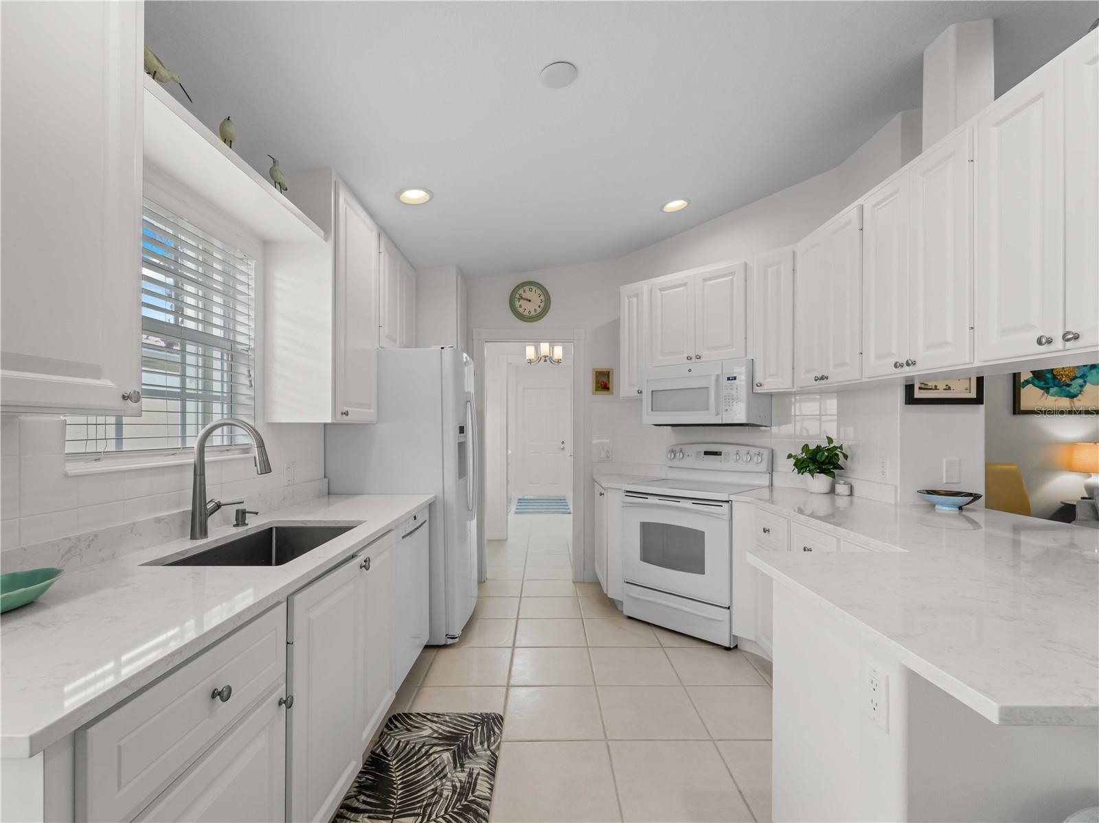 Listing photo id 6 for 7641 Quinto Drive