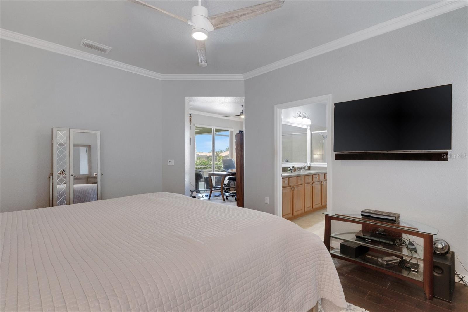 Image 36 of 99 For 212 River Enclave Court