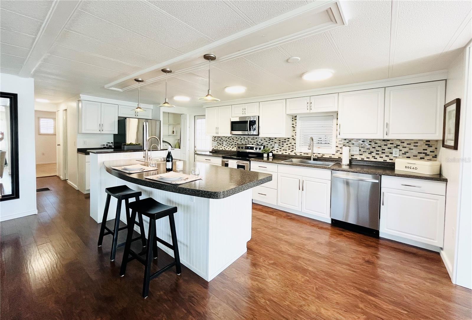 Image 16 of 76 For 415 Oakwood Boulevard W