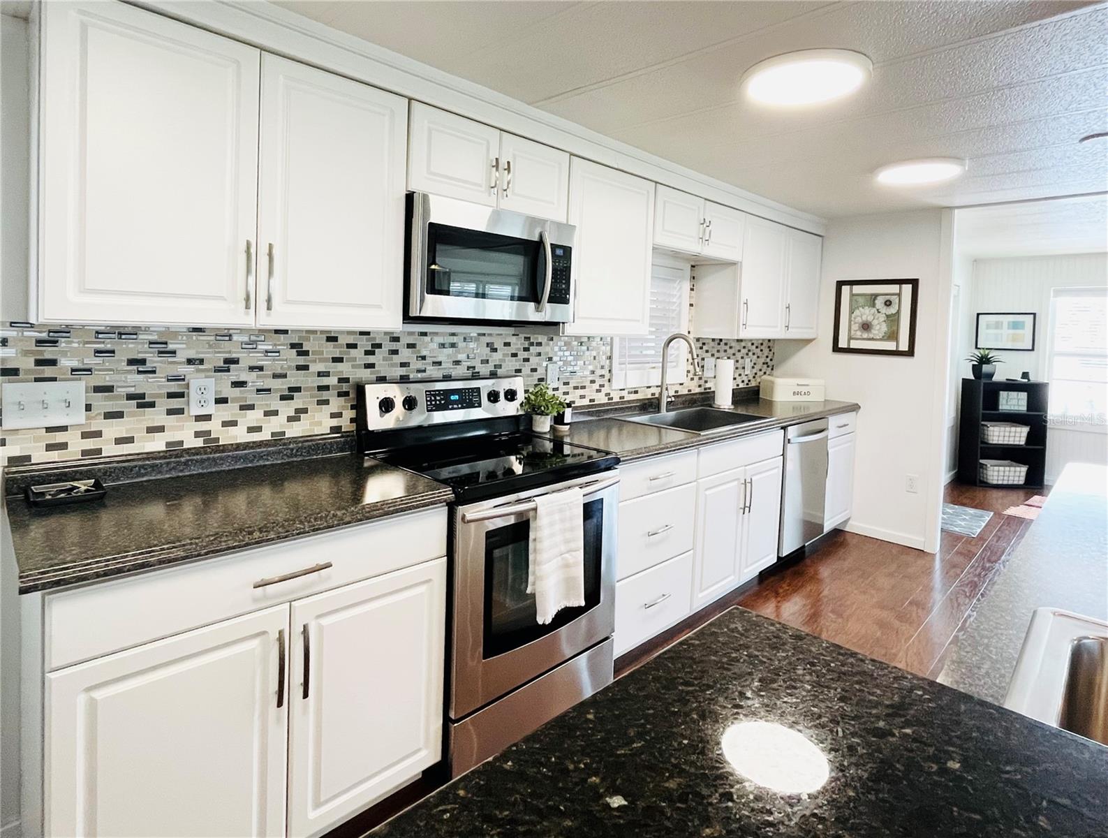 Image 18 of 76 For 415 Oakwood Boulevard W
