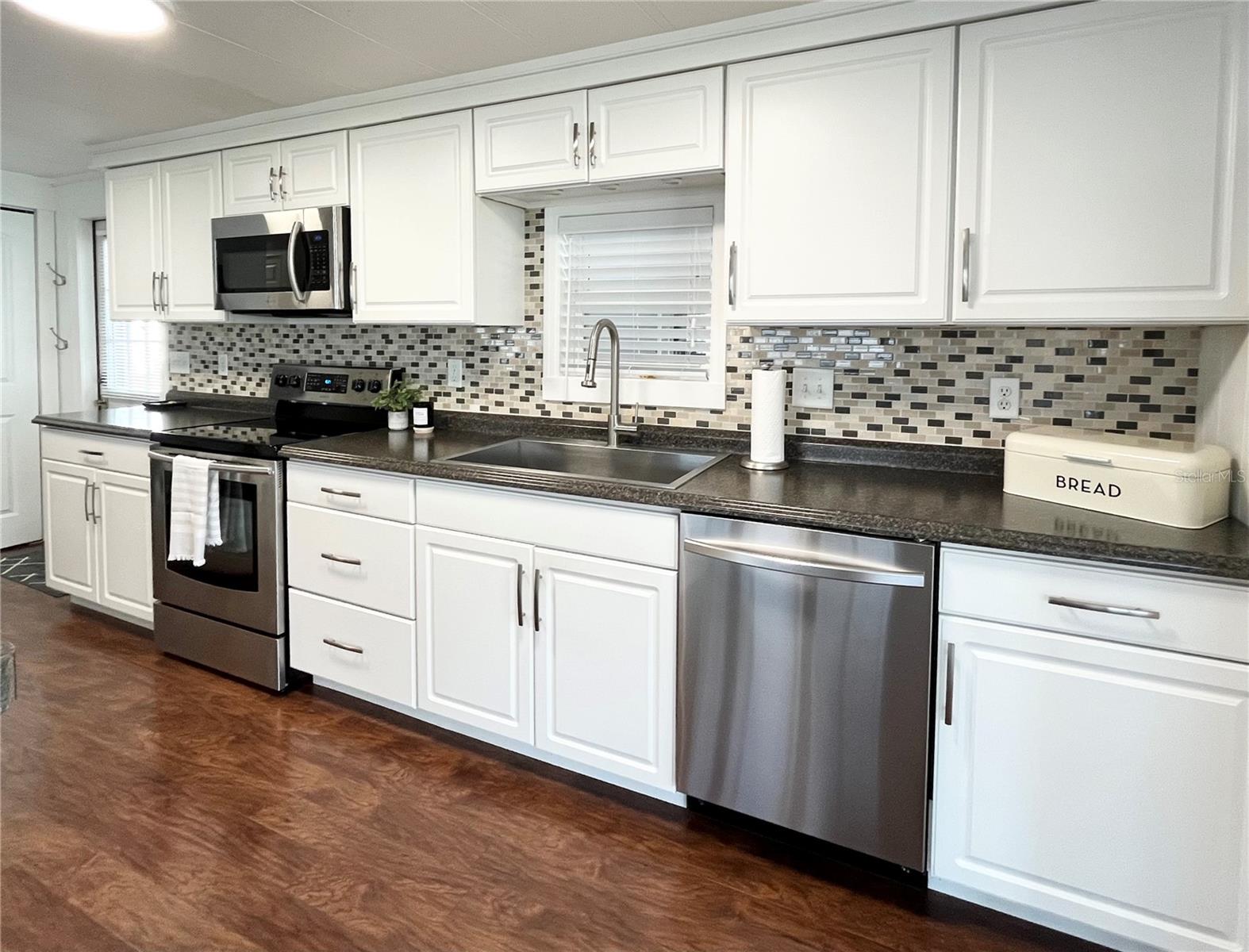 Image 19 of 76 For 415 Oakwood Boulevard W