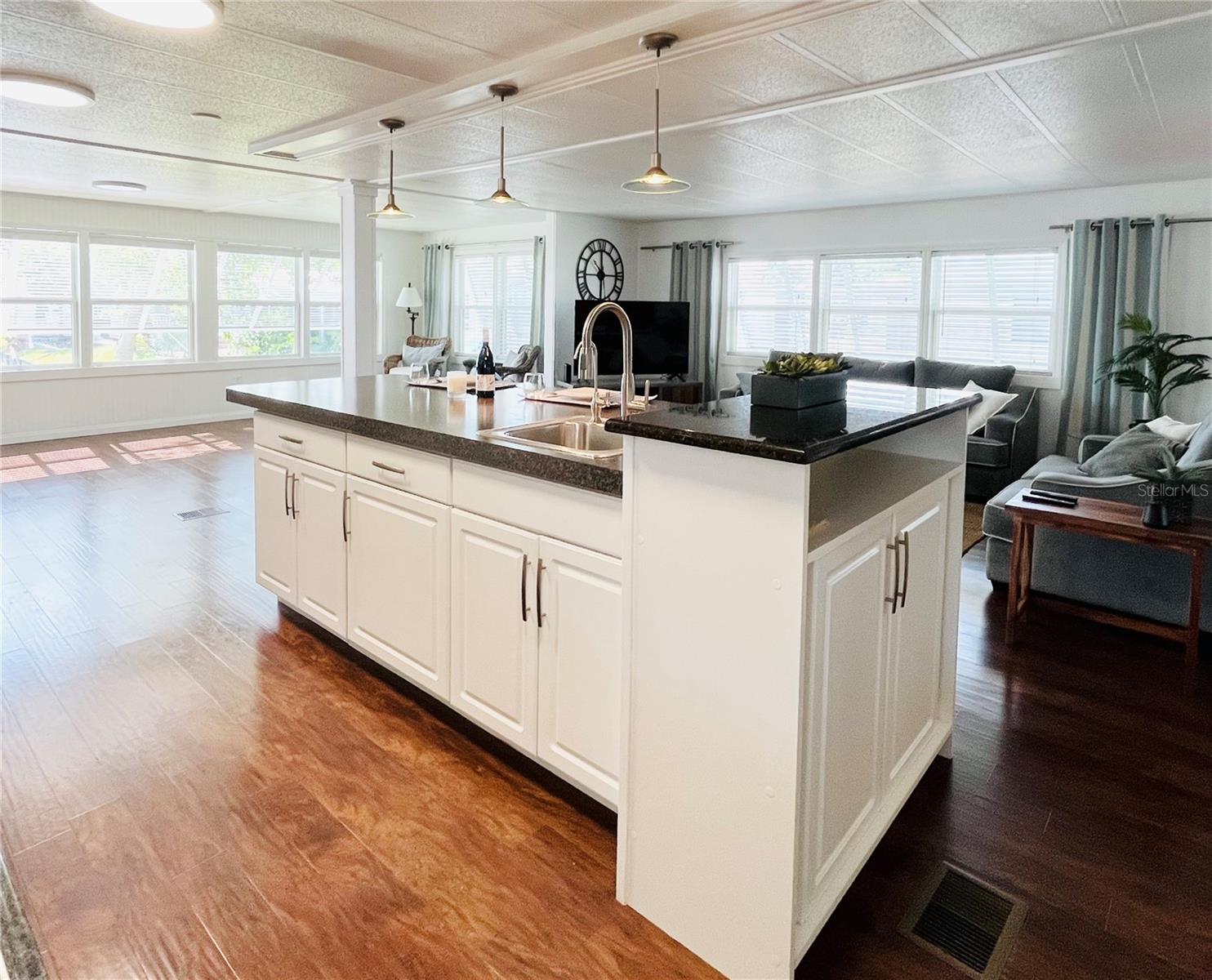 Image 22 of 76 For 415 Oakwood Boulevard W