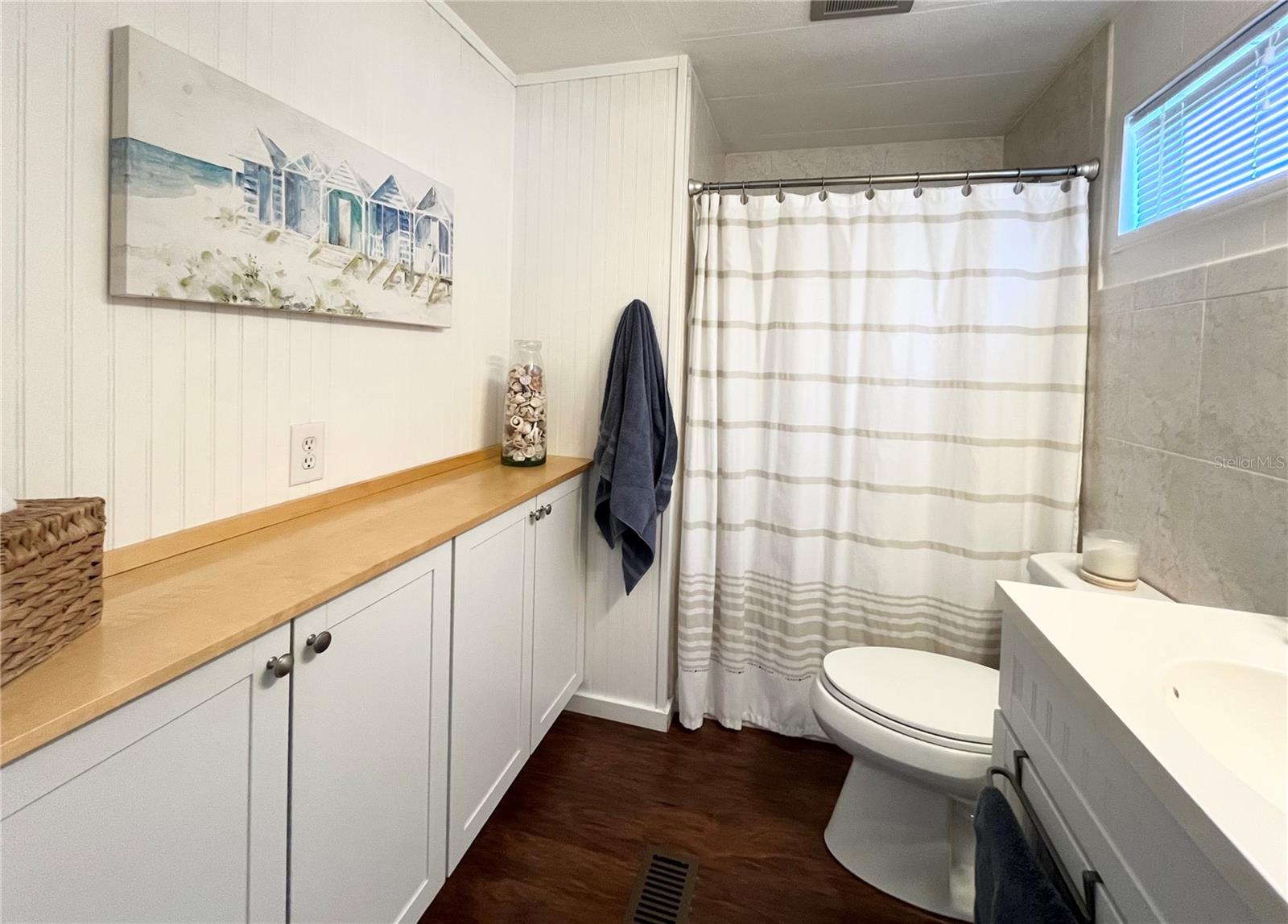 Image 30 of 76 For 415 Oakwood Boulevard W