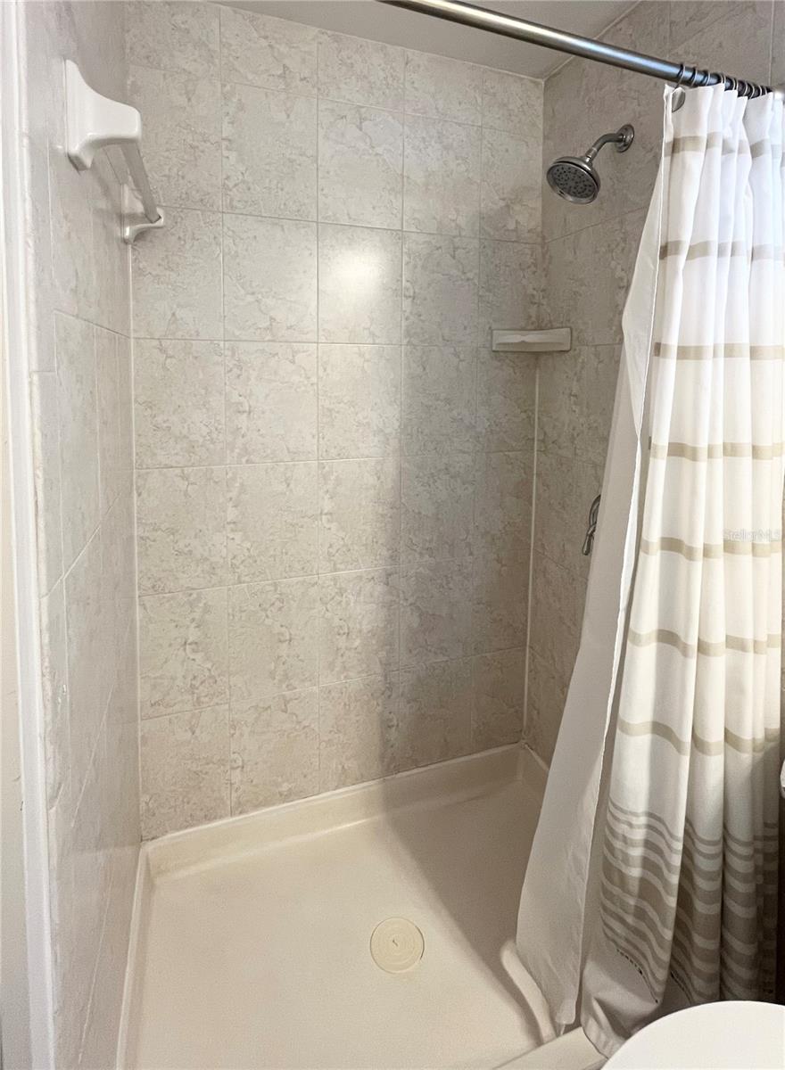 Image 32 of 76 For 415 Oakwood Boulevard W