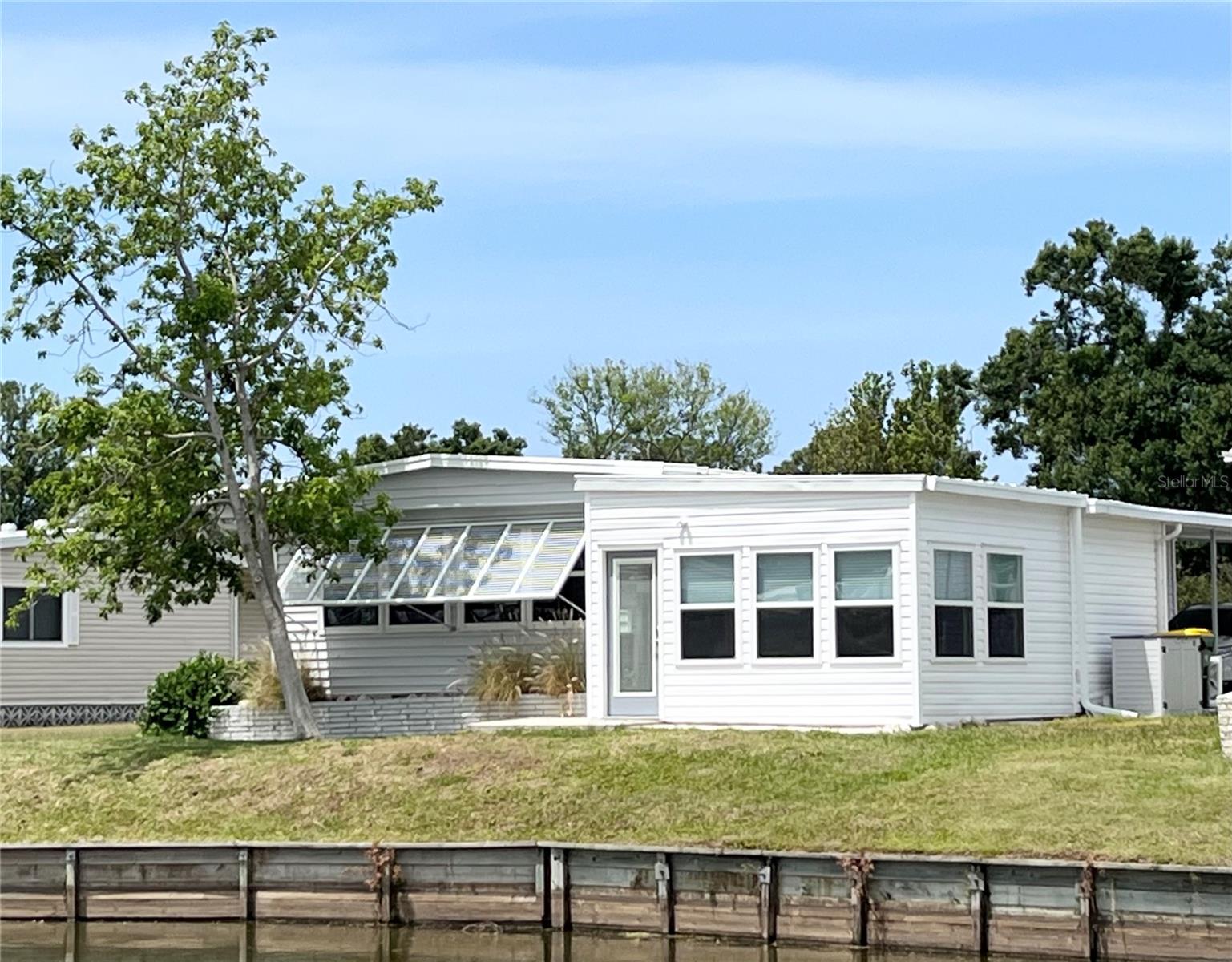 Image 6 of 76 For 415 Oakwood Boulevard W