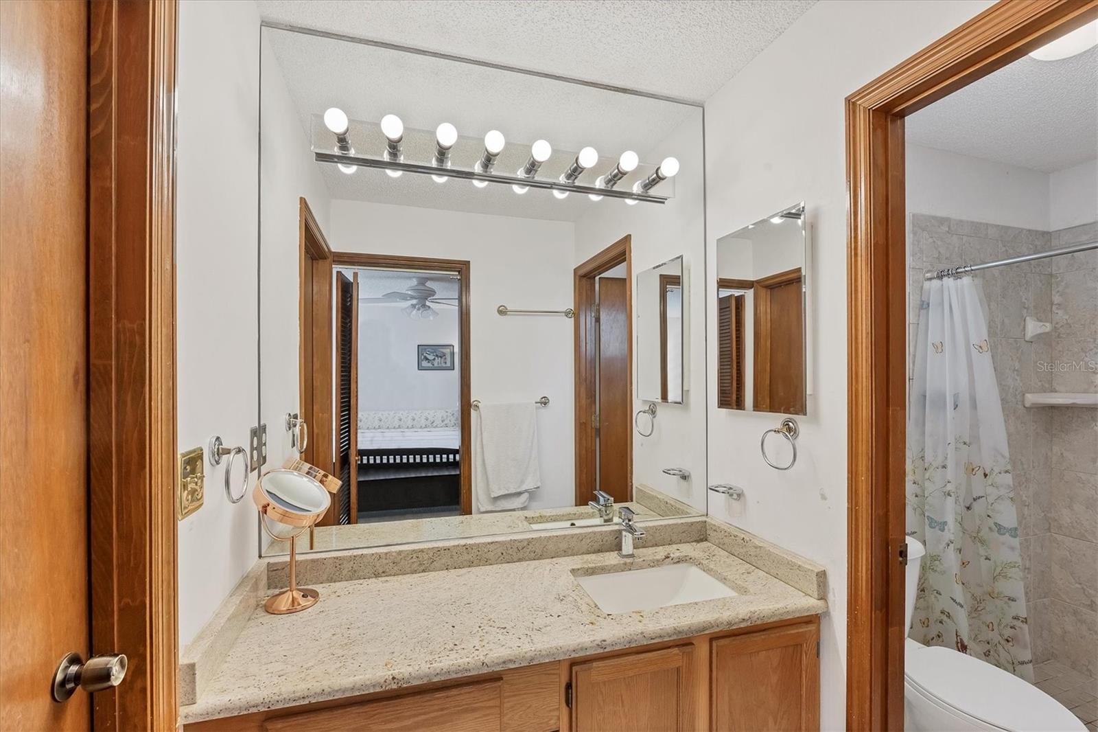 Image 19 of 36 For 8160 Glenbrooke Court