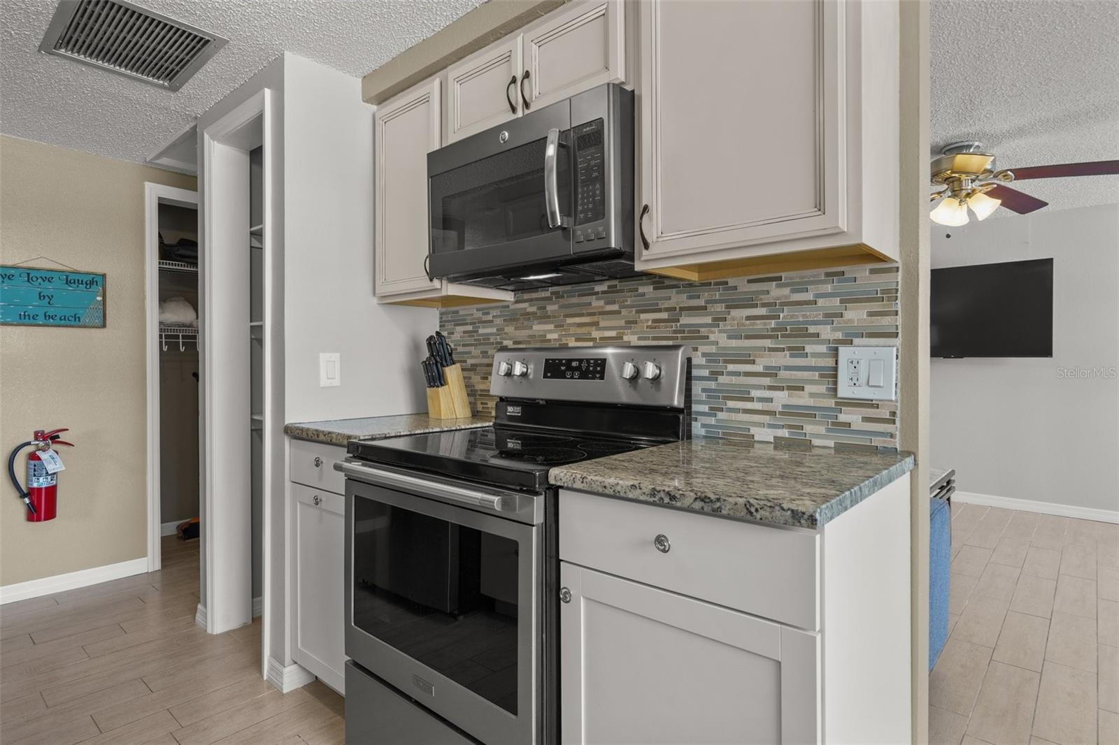 Image 11 of 41 For 208 Peacock Lane