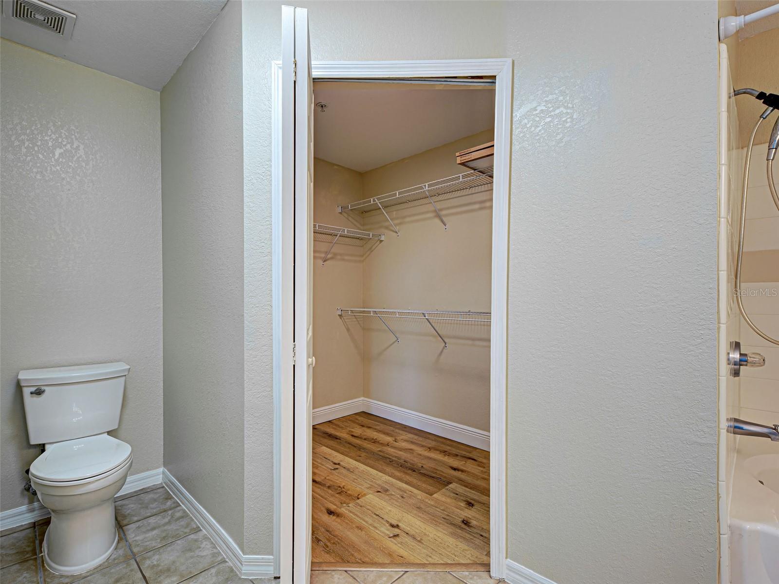 Image 22 of 49 For 5501 Rosehill Road 202