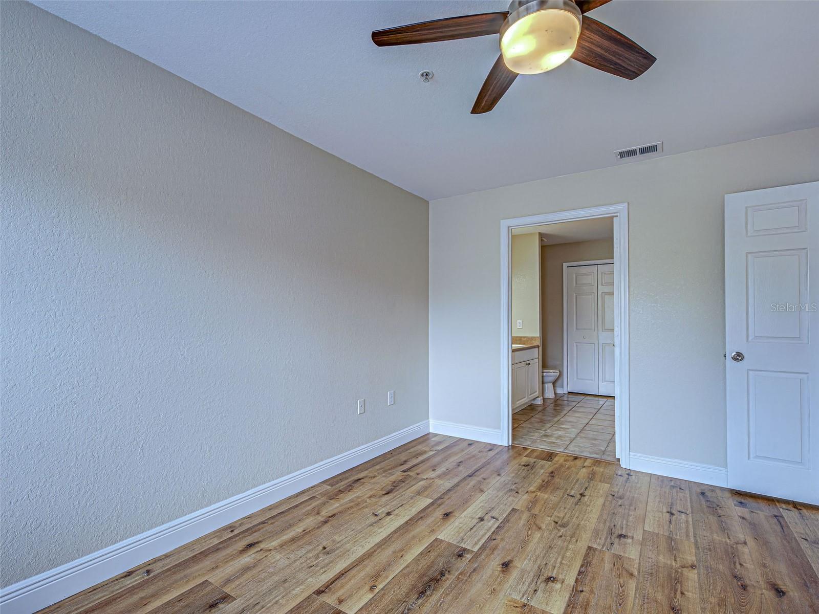 Image 31 of 49 For 5501 Rosehill Road 202
