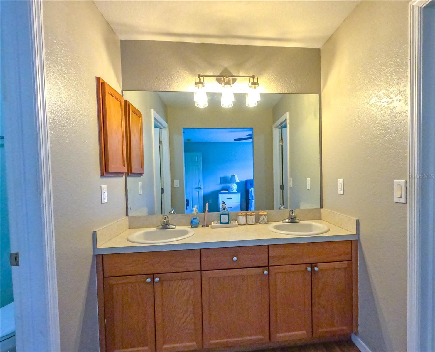 Image 17 of 30 For 421 Londrina Drive