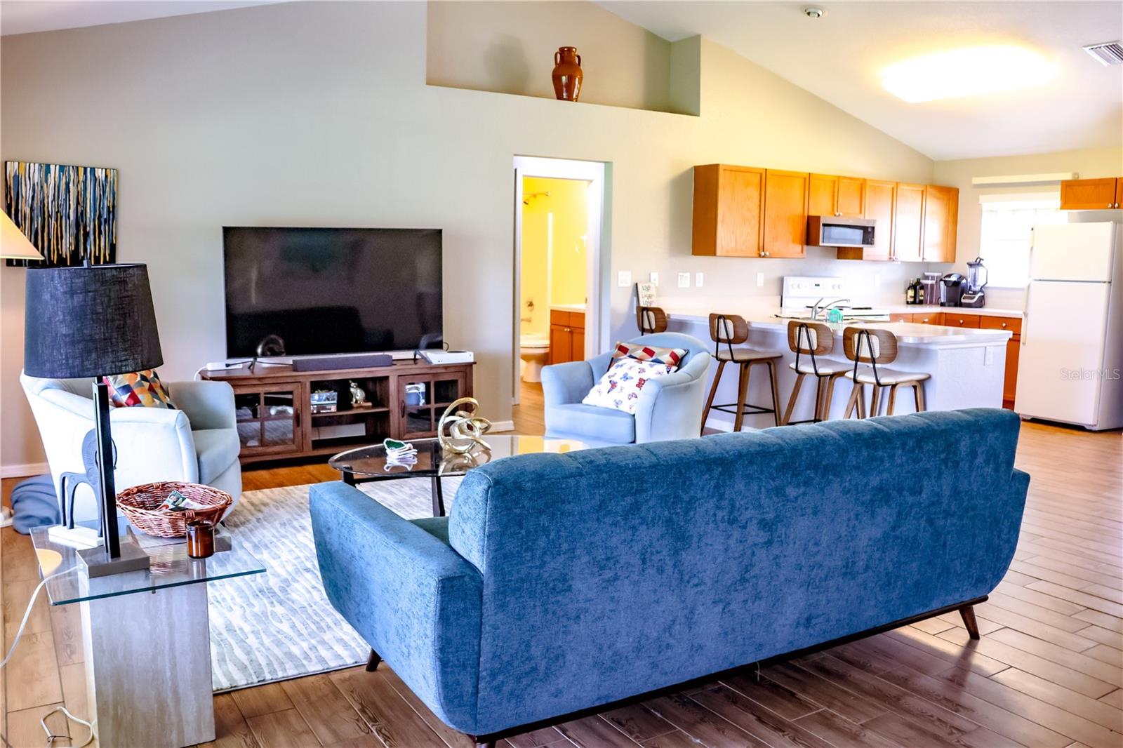 Image 4 of 30 For 421 Londrina Drive