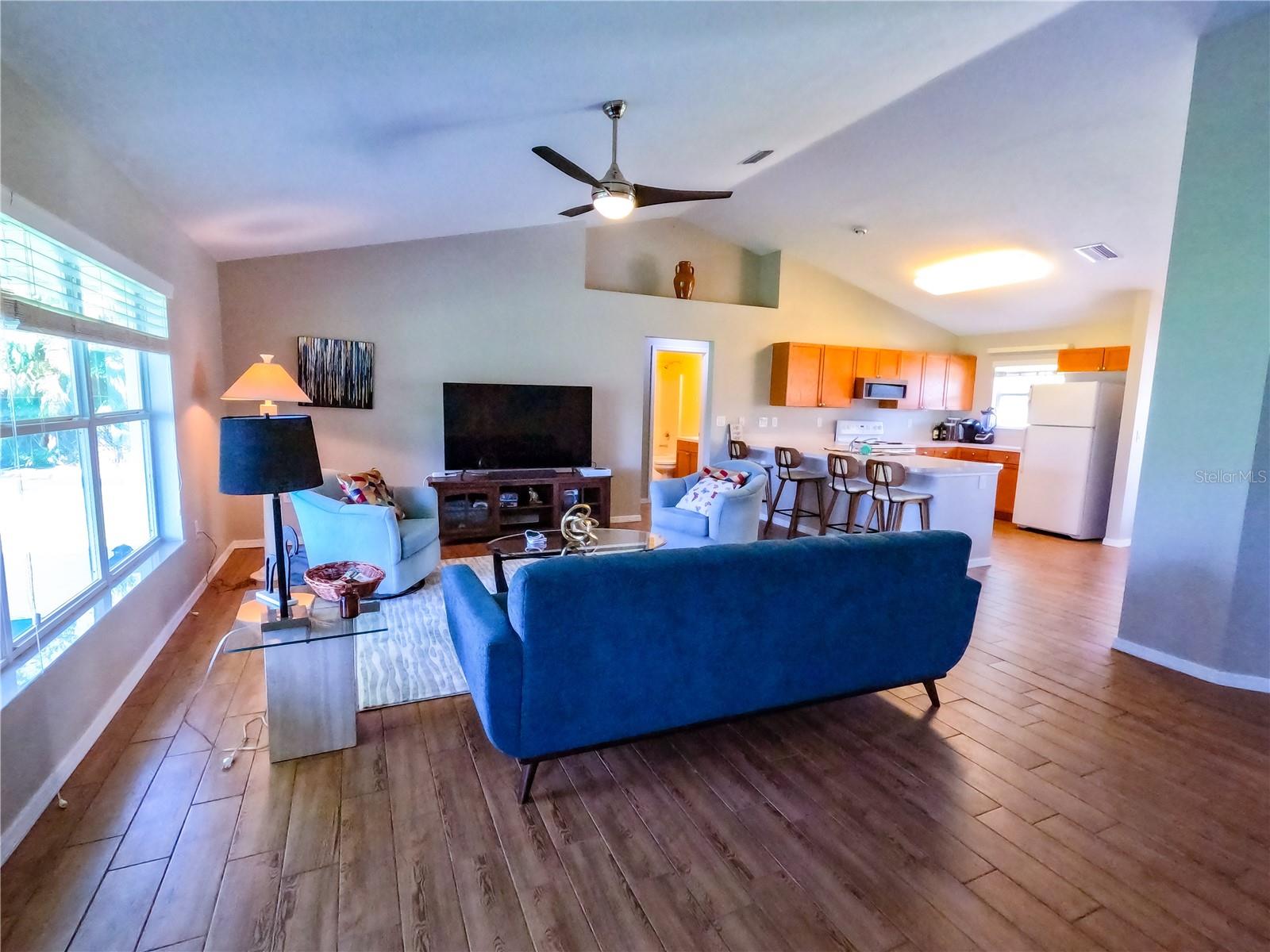 Image 5 of 30 For 421 Londrina Drive