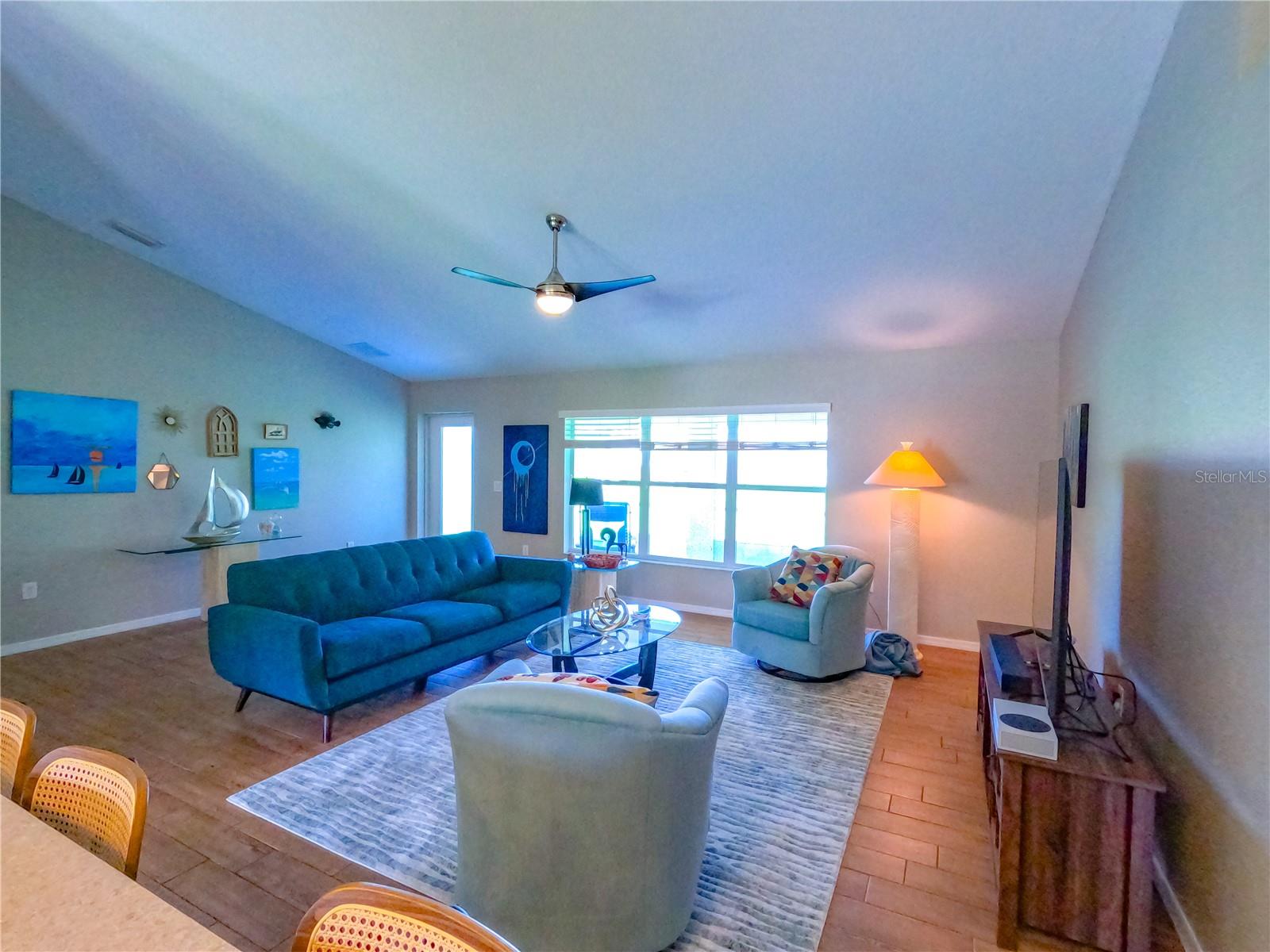 Image 6 of 30 For 421 Londrina Drive