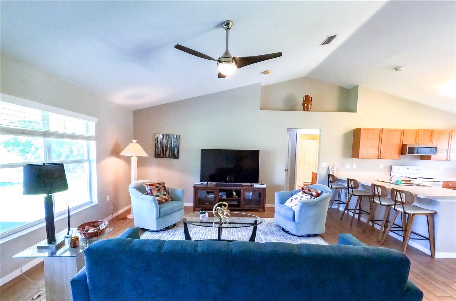 Image 7 of 30 For 421 Londrina Drive