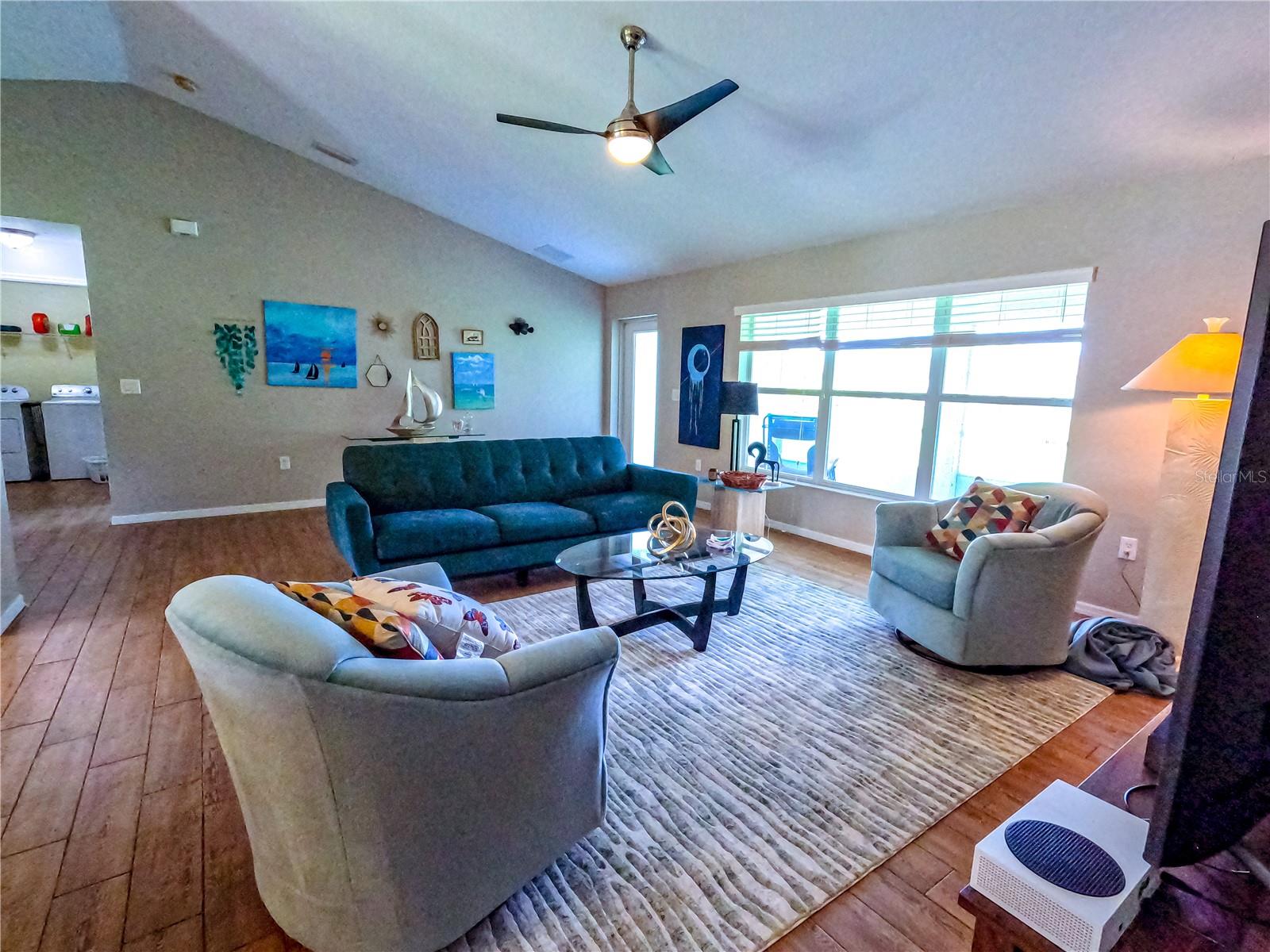 Image 8 of 30 For 421 Londrina Drive