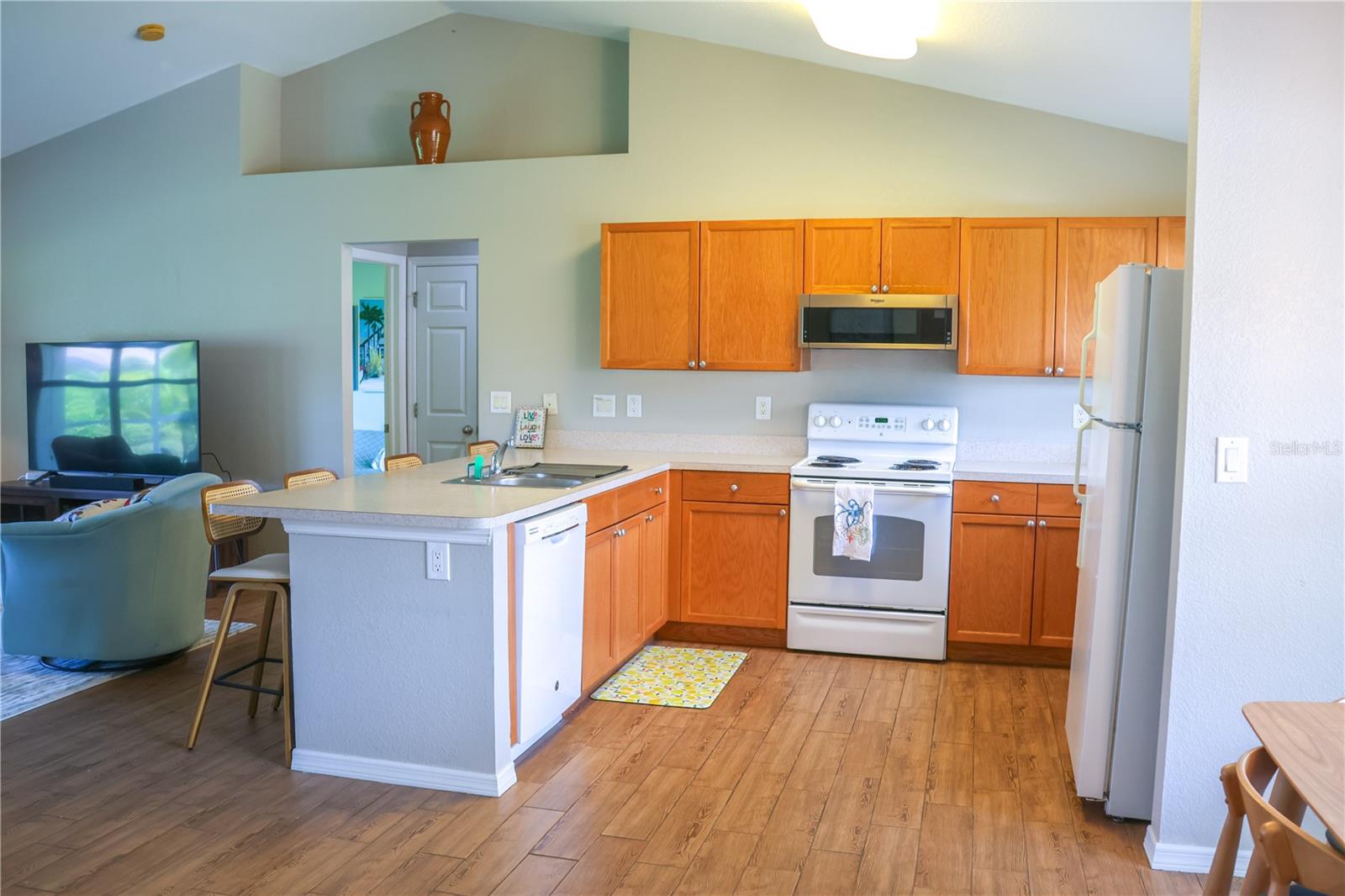 Image 9 of 30 For 421 Londrina Drive