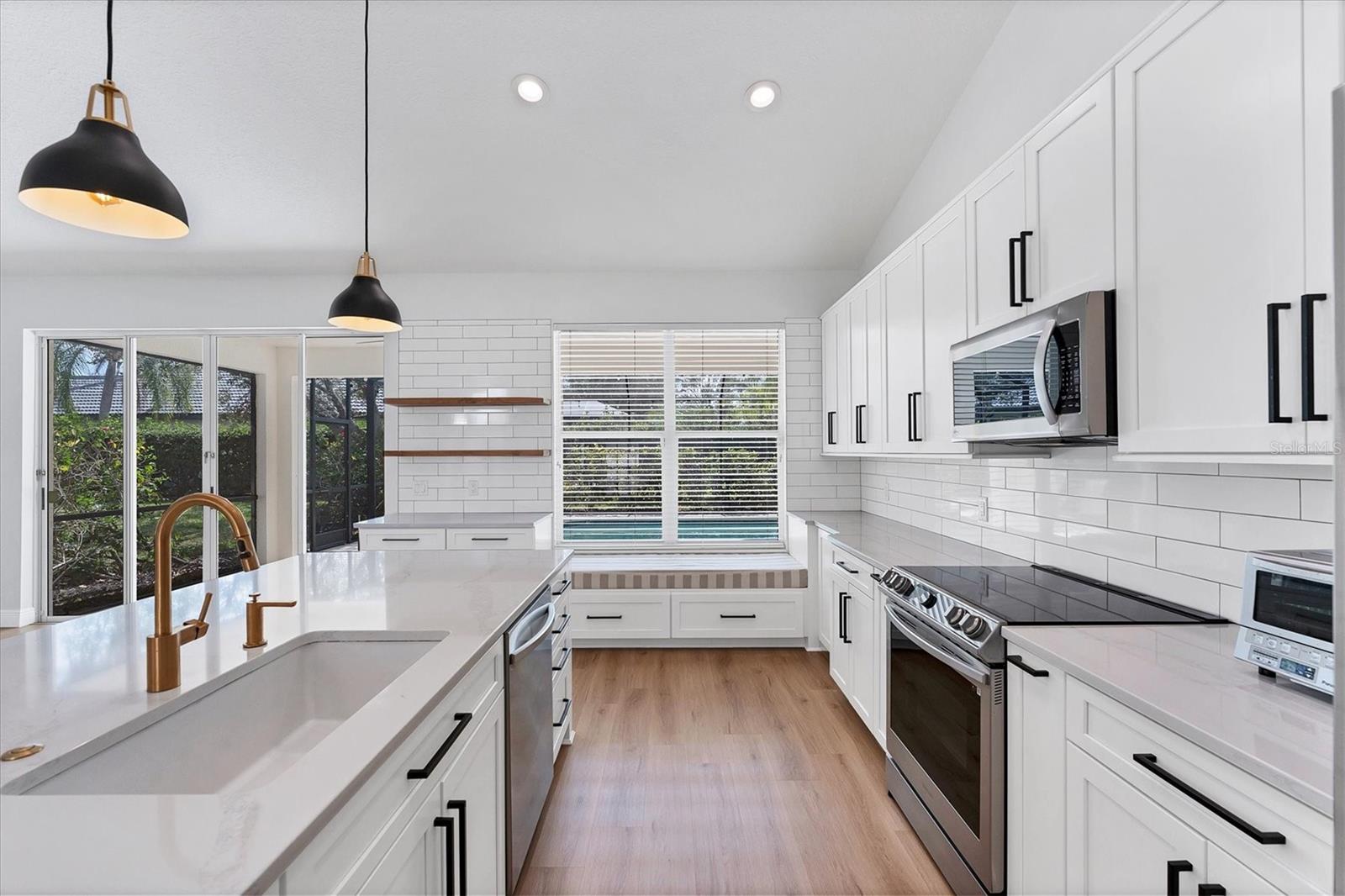 Image 10 of 30 For 6832 Bay Hill Drive