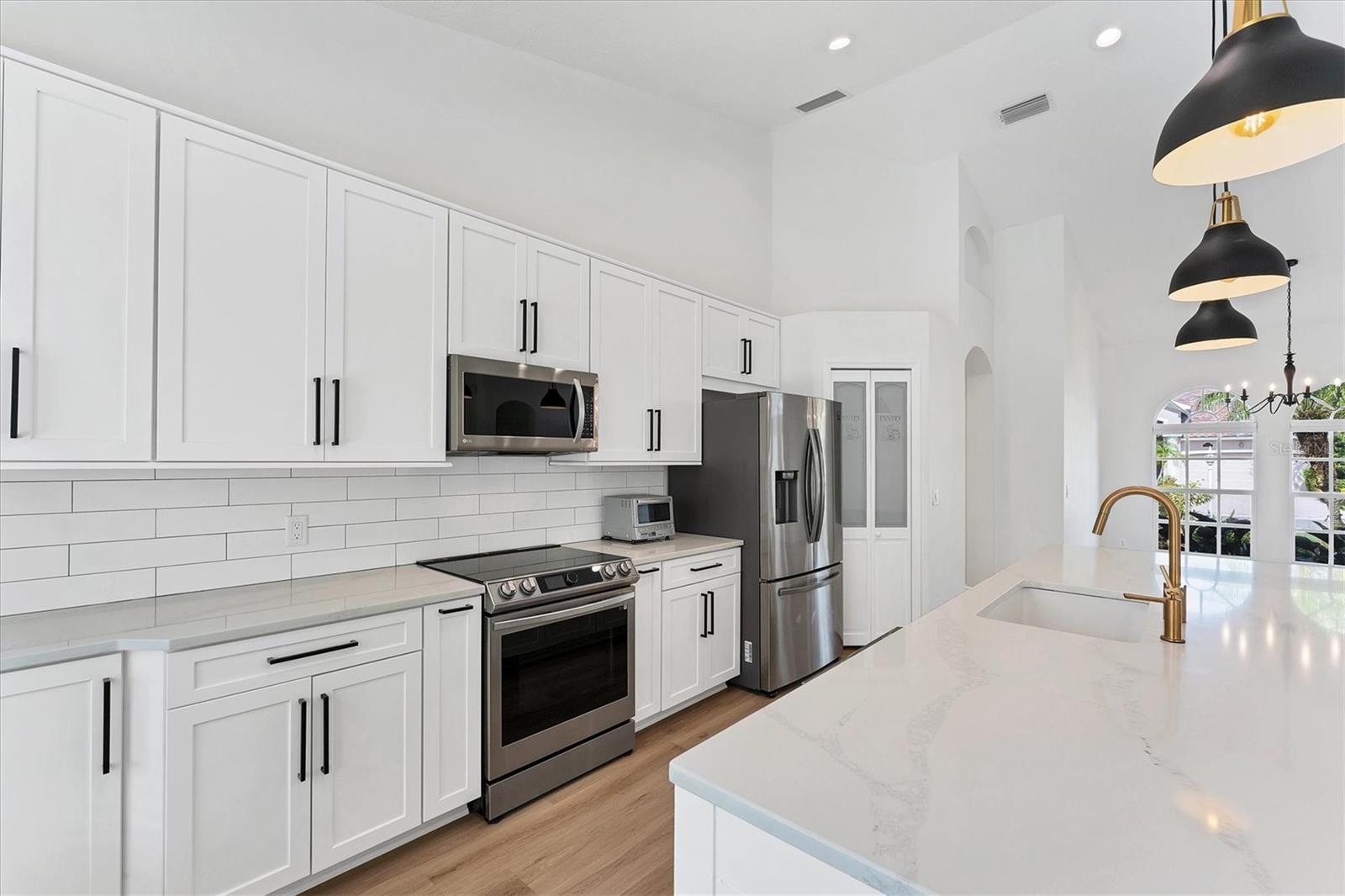 Image 8 of 30 For 6832 Bay Hill Drive