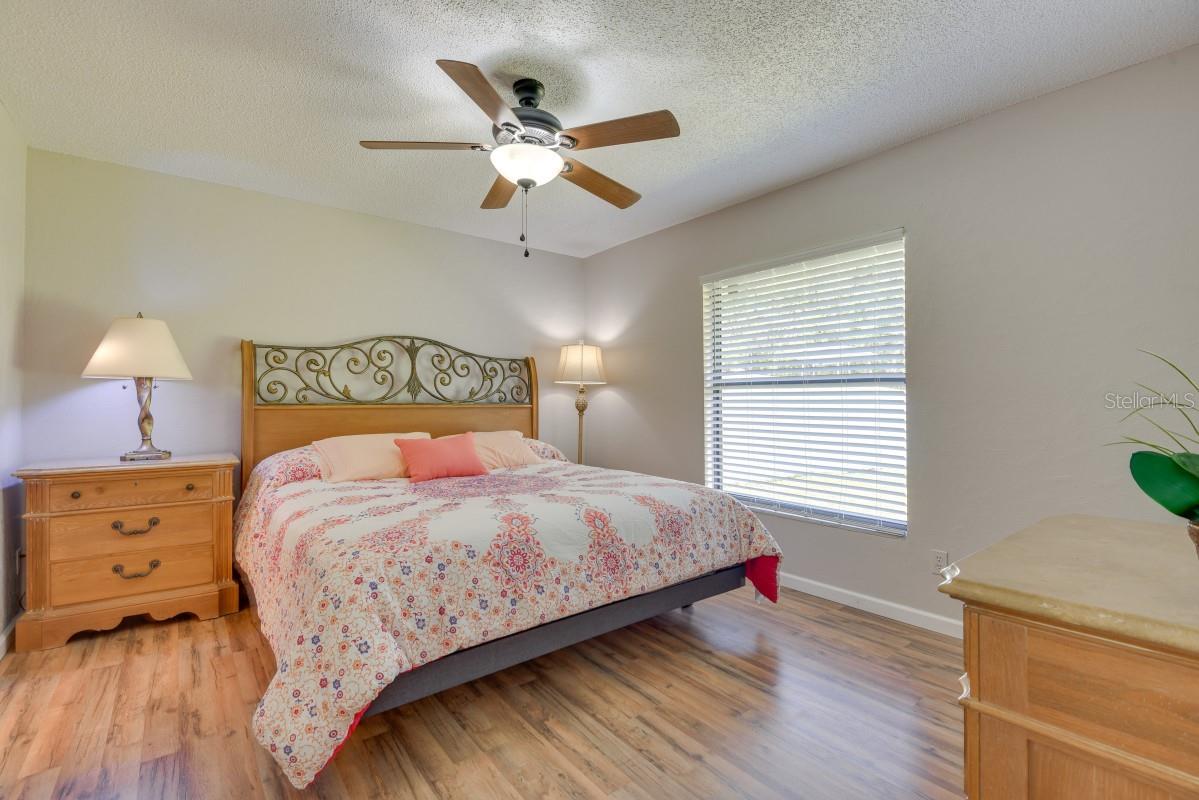 Listing photo id 11 for 5530 21st Street Court E