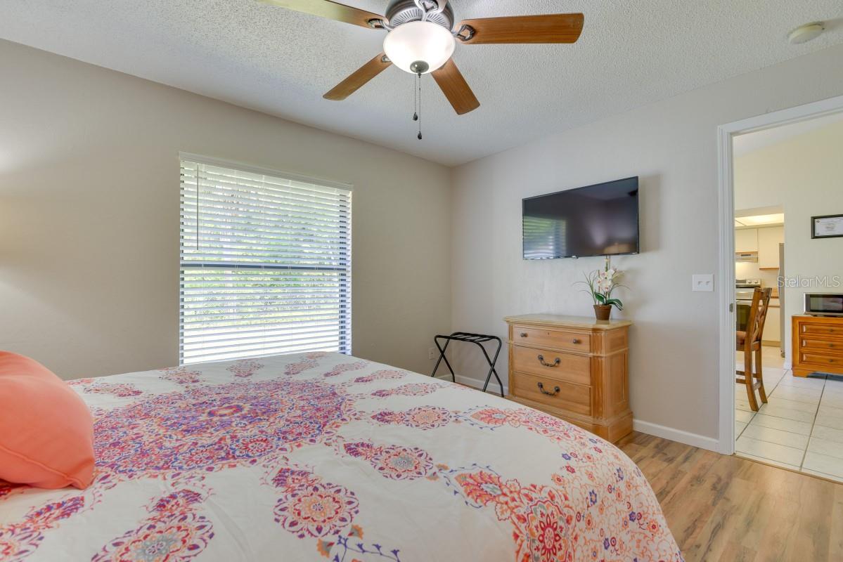 Listing photo id 12 for 5530 21st Street Court E