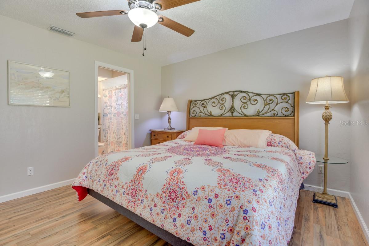 Listing photo id 13 for 5530 21st Street Court E