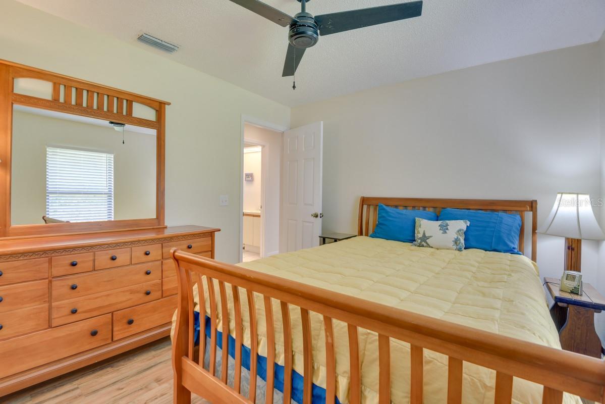 Listing photo id 15 for 5530 21st Street Court E