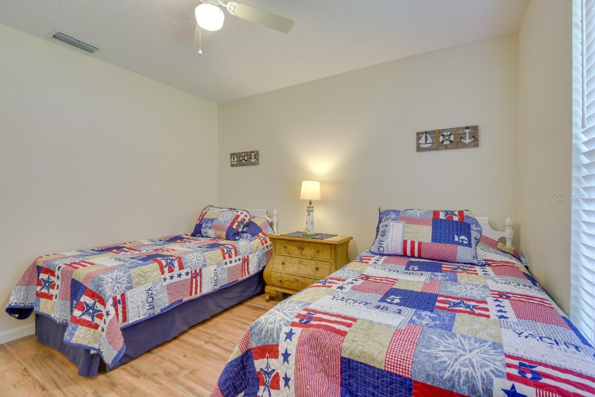 Listing photo id 18 for 5530 21st Street Court E