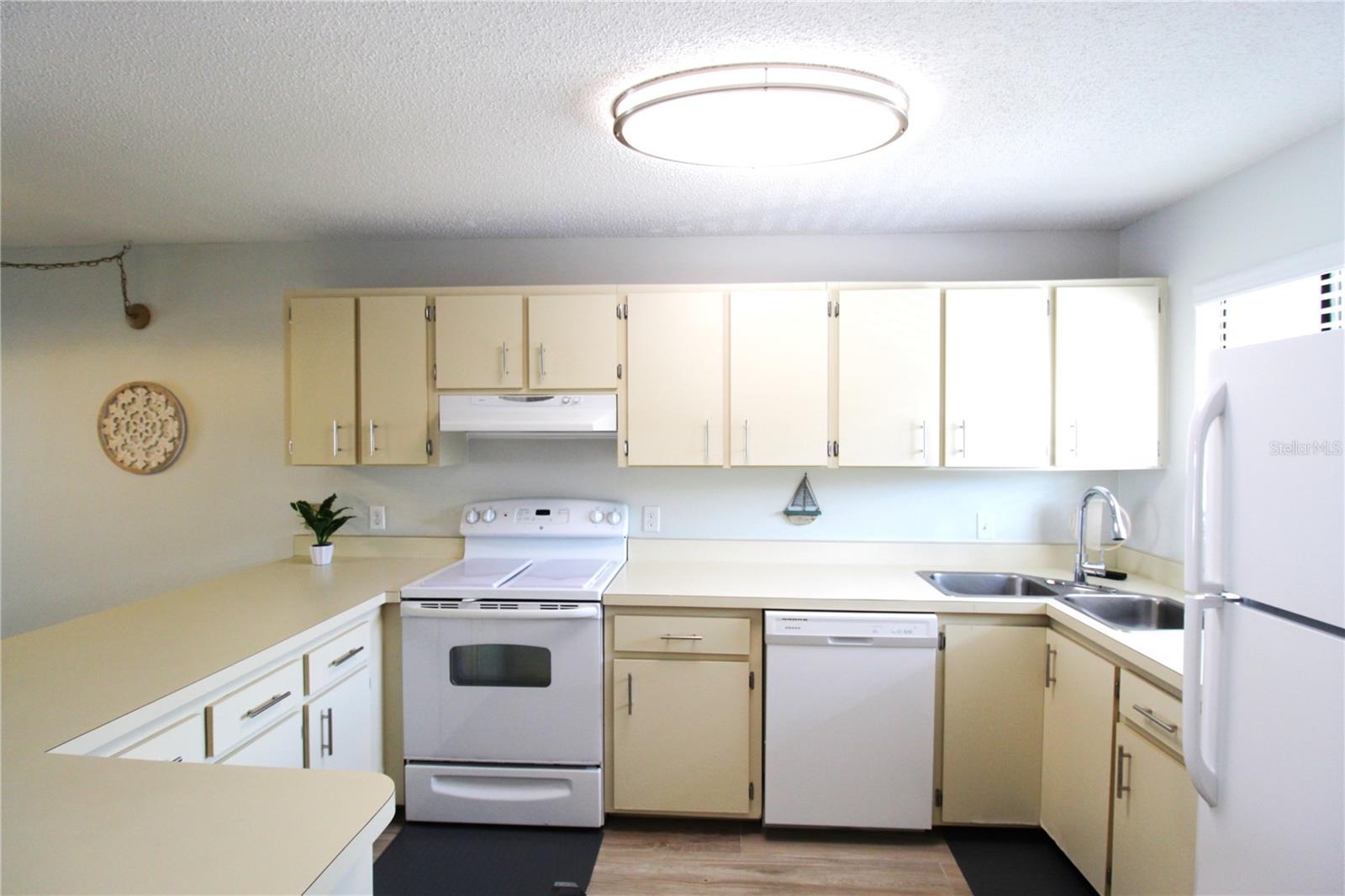 Image 13 of 22 For 6033 34th Street W 28
