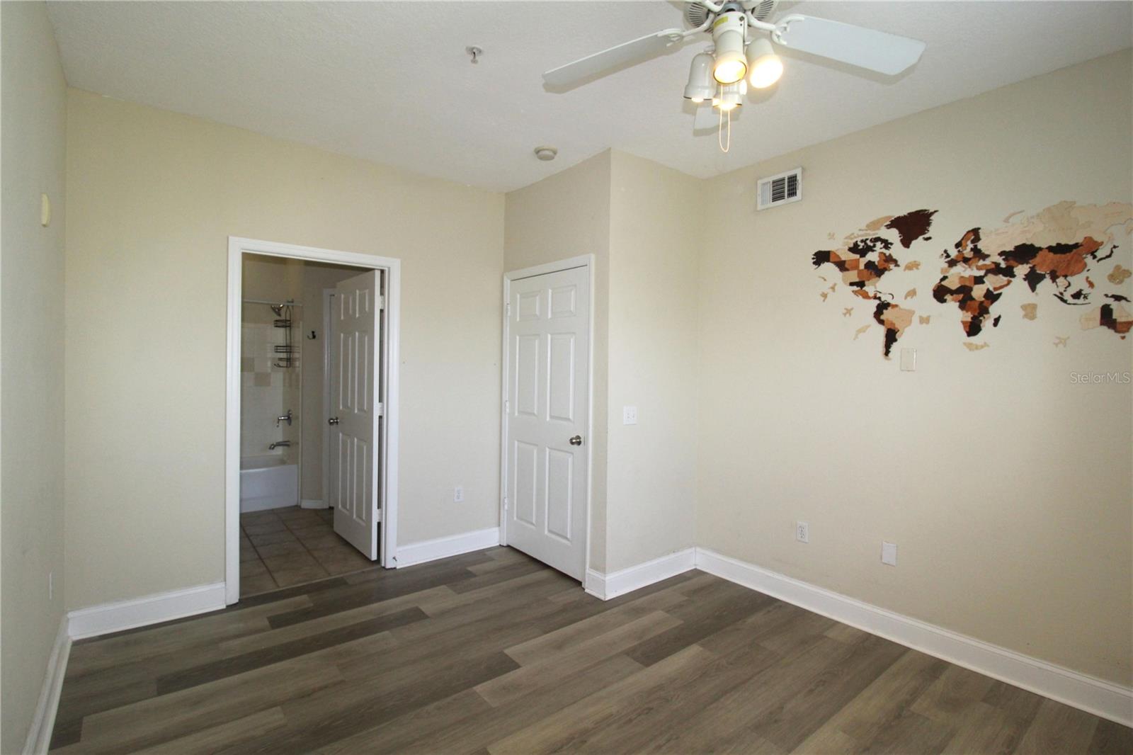 Image 17 of 25 For 5510 Rosehill Road 104