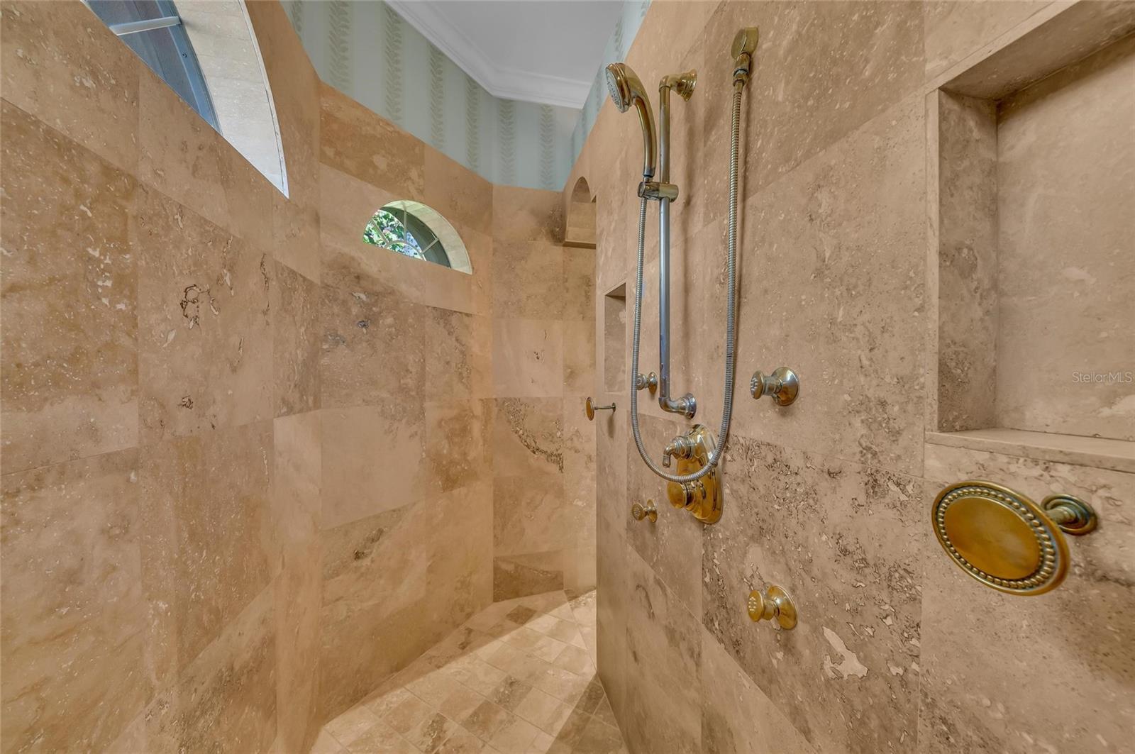Listing photo id 15 for 8105 Warwick Gardens Lane