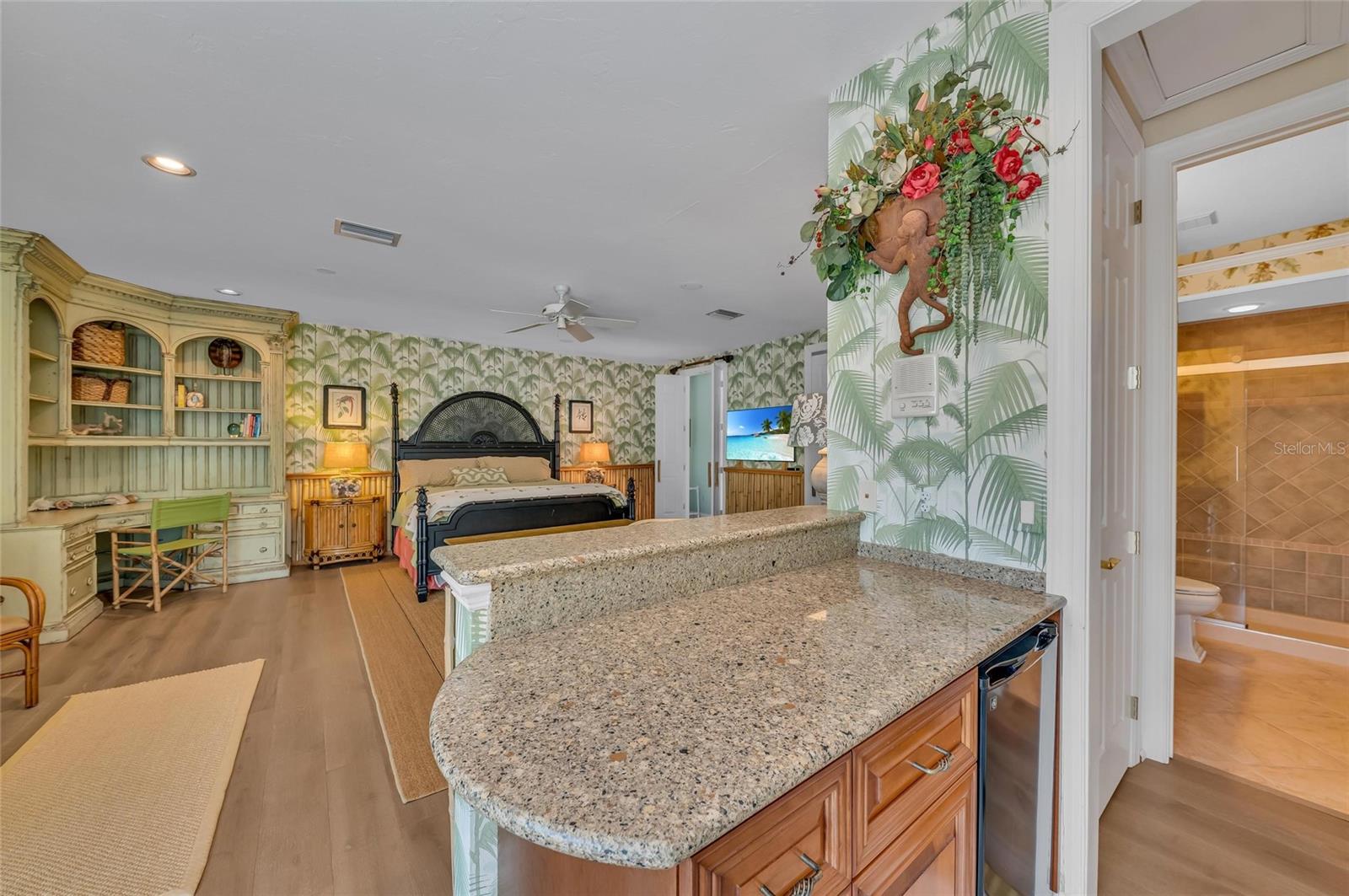 Listing photo id 24 for 8105 Warwick Gardens Lane