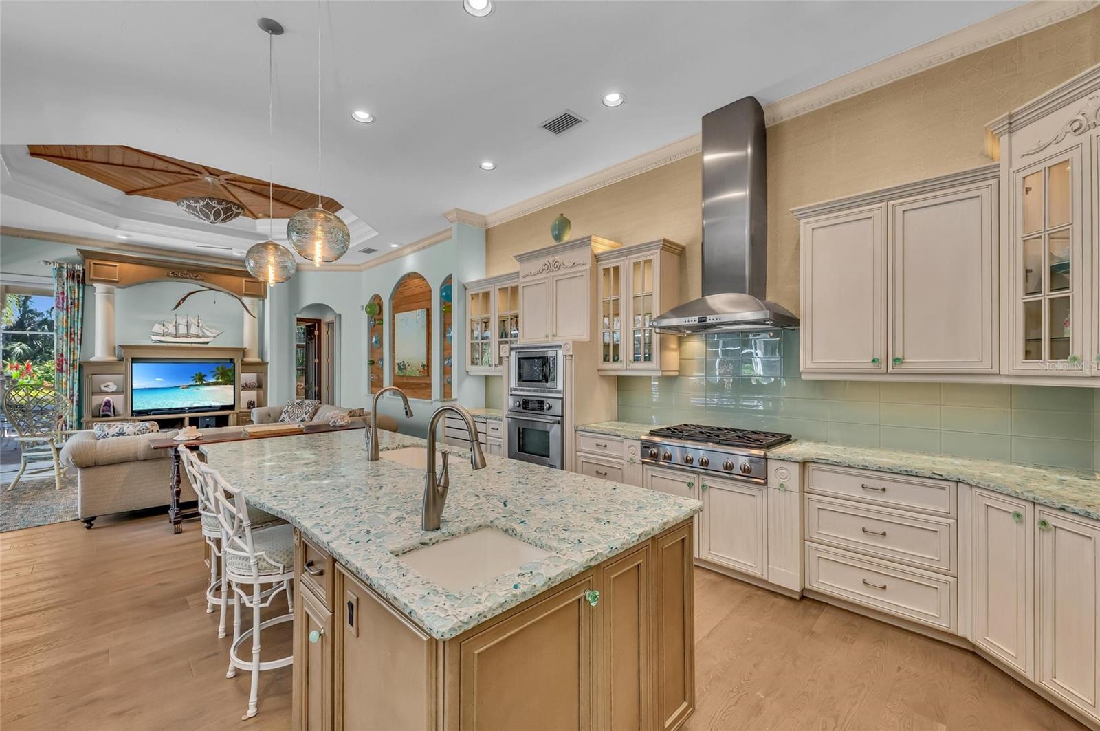 Listing photo id 7 for 8105 Warwick Gardens Lane