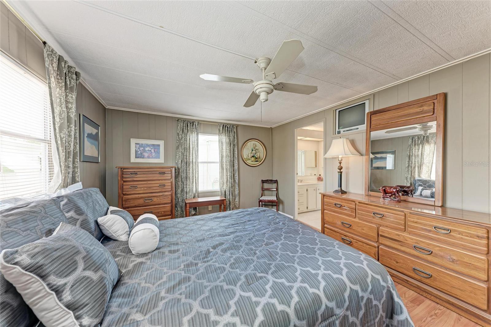 Image 22 of 42 For 5619 Bayshore Road 164