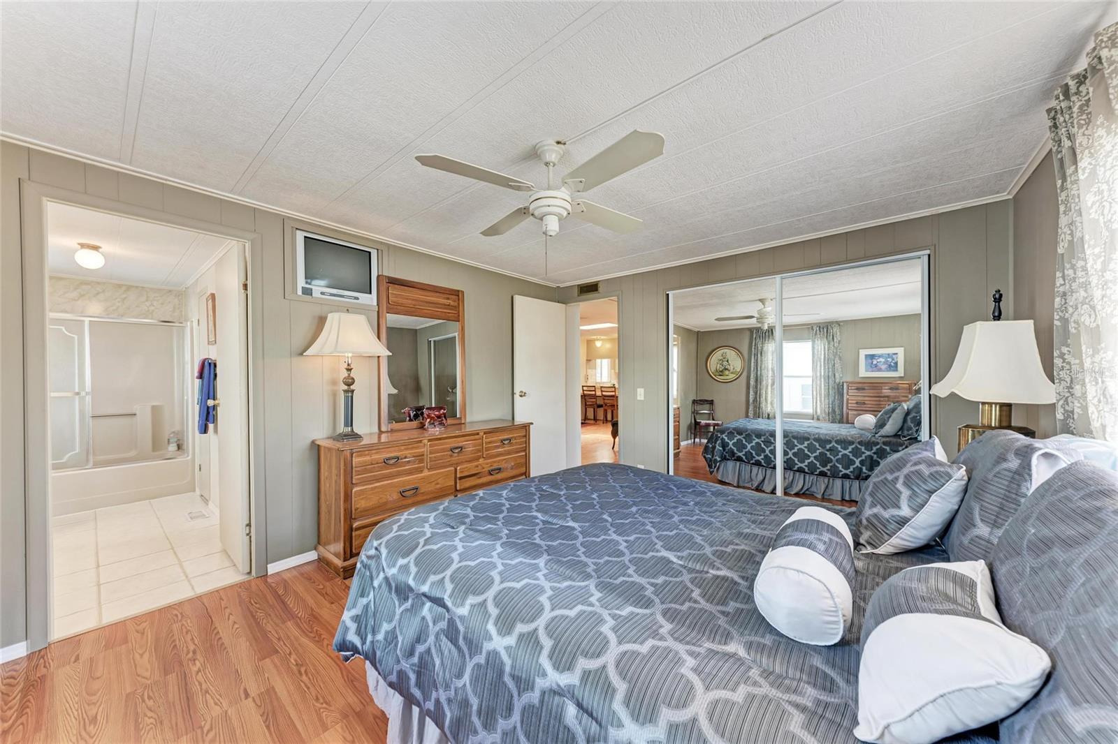 Image 23 of 42 For 5619 Bayshore Road 164