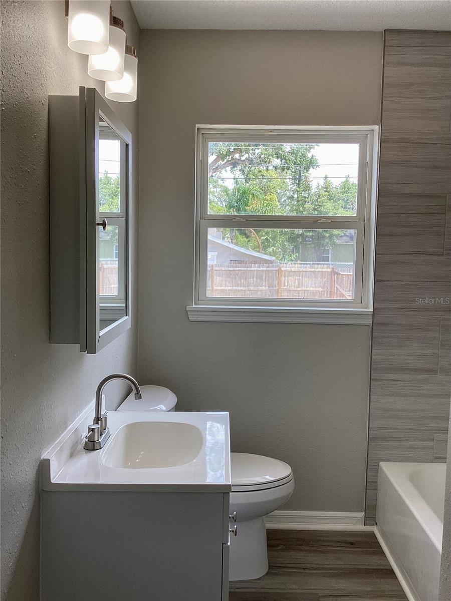 Image 10 of 22 For 1512 18th Avenue W